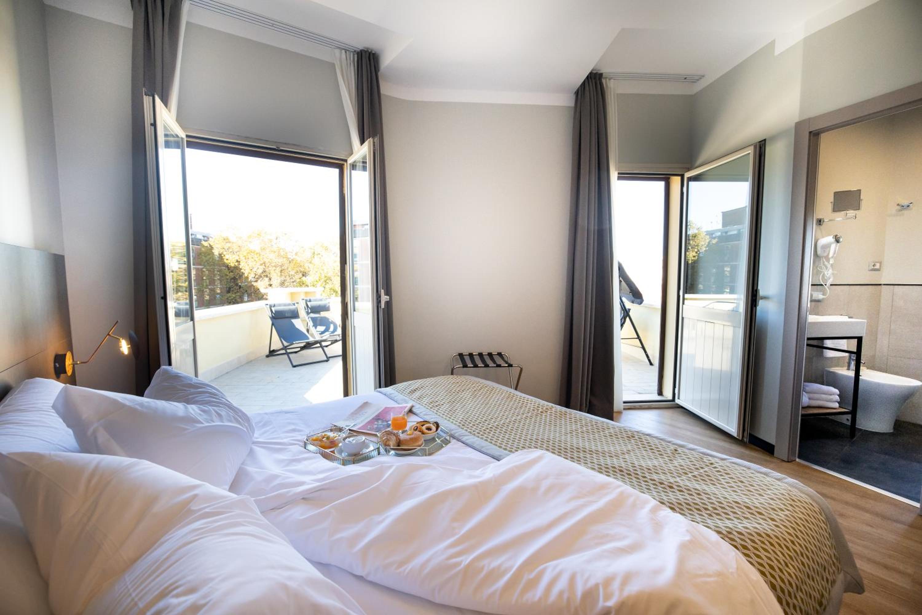 Deluxe Triple Room with Terrace thumbnail 6