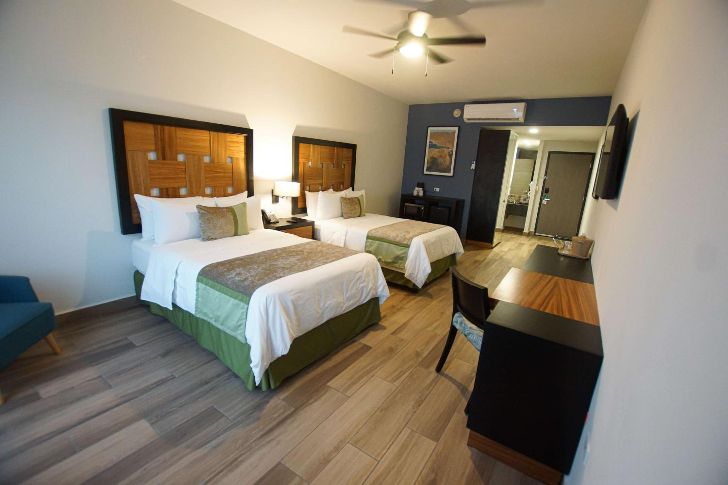 Double Room with Two Double Beds - Photo 8