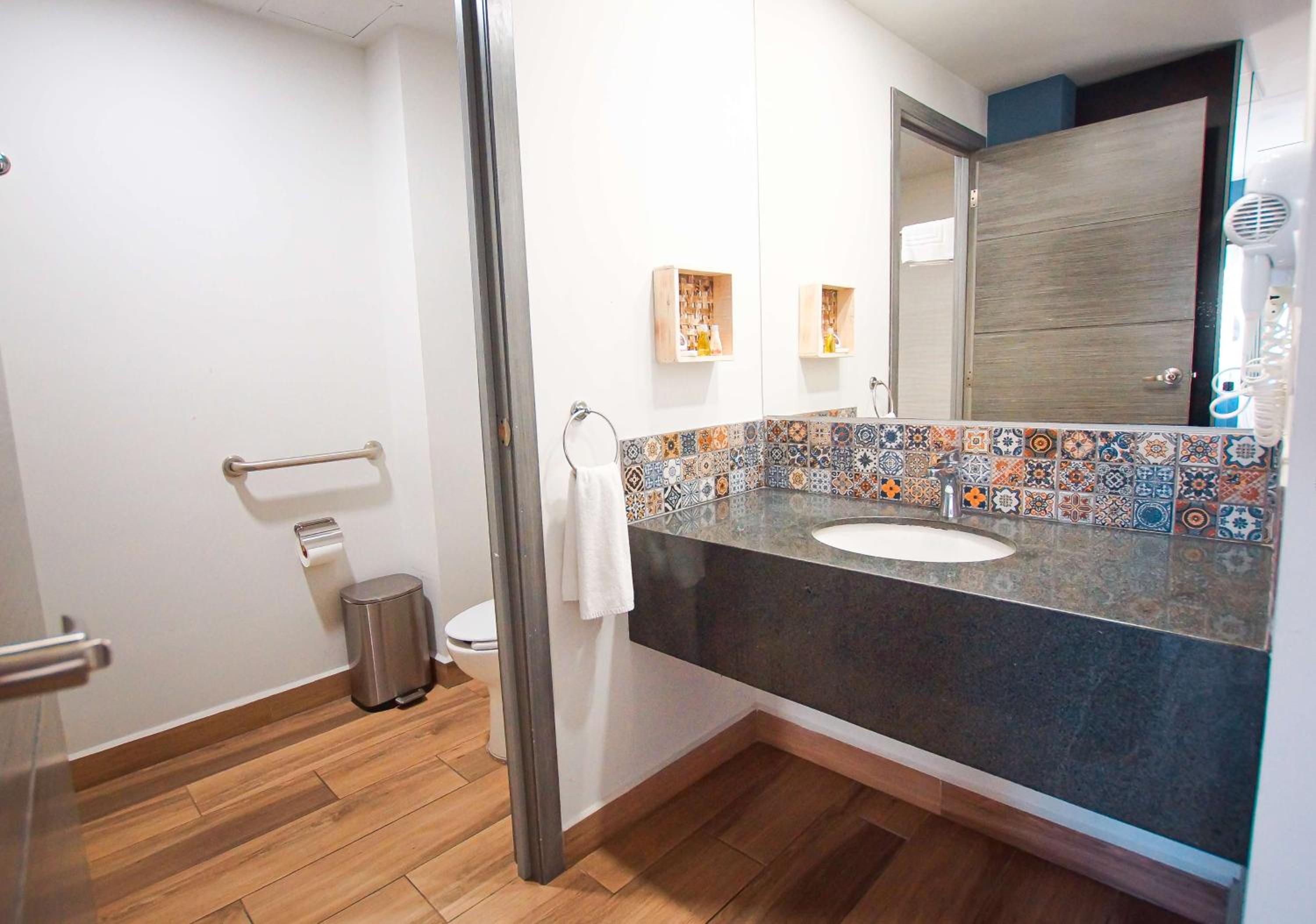 King Suite - Photo 8
