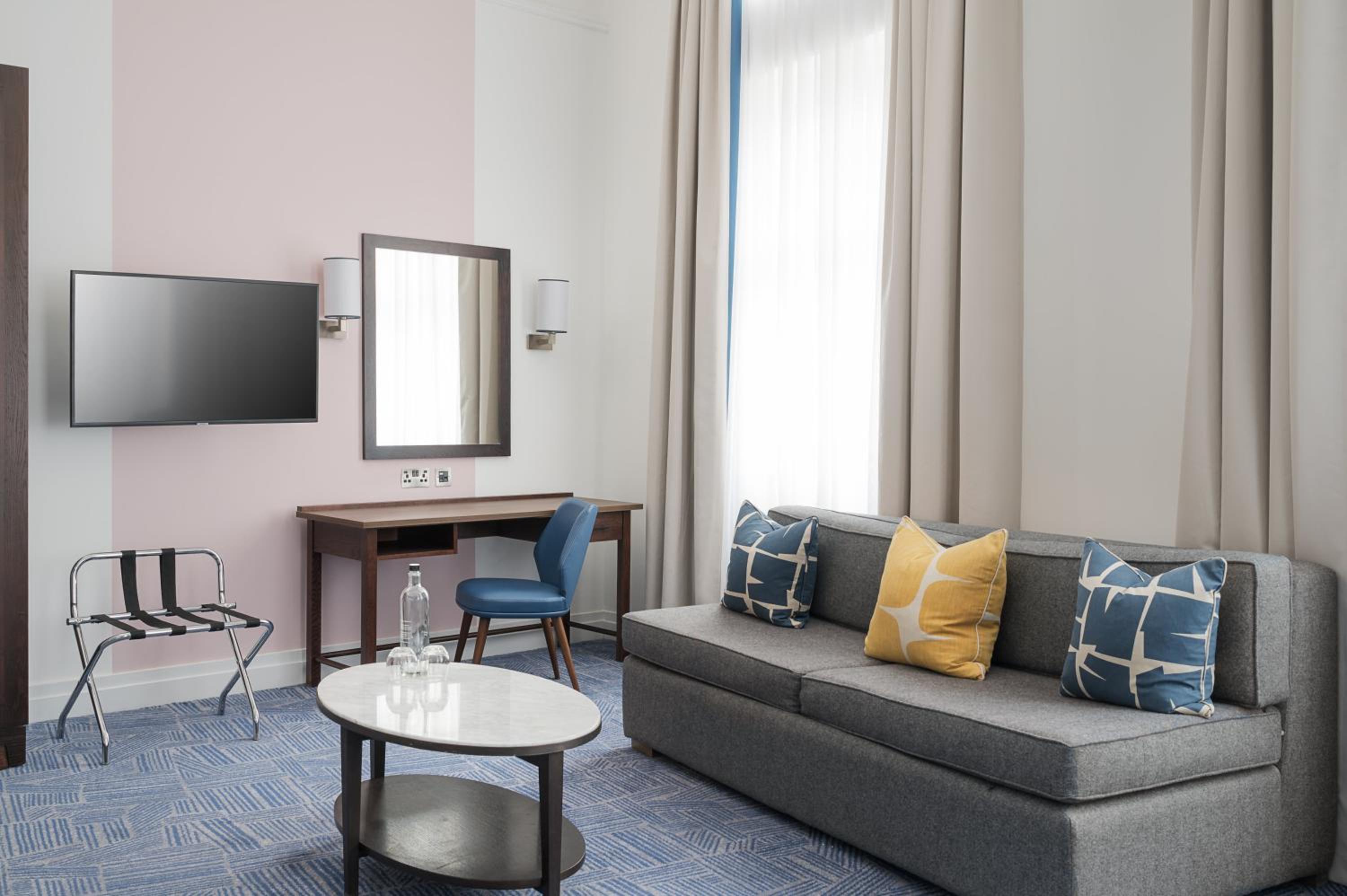 Premium King Room - Photo 3