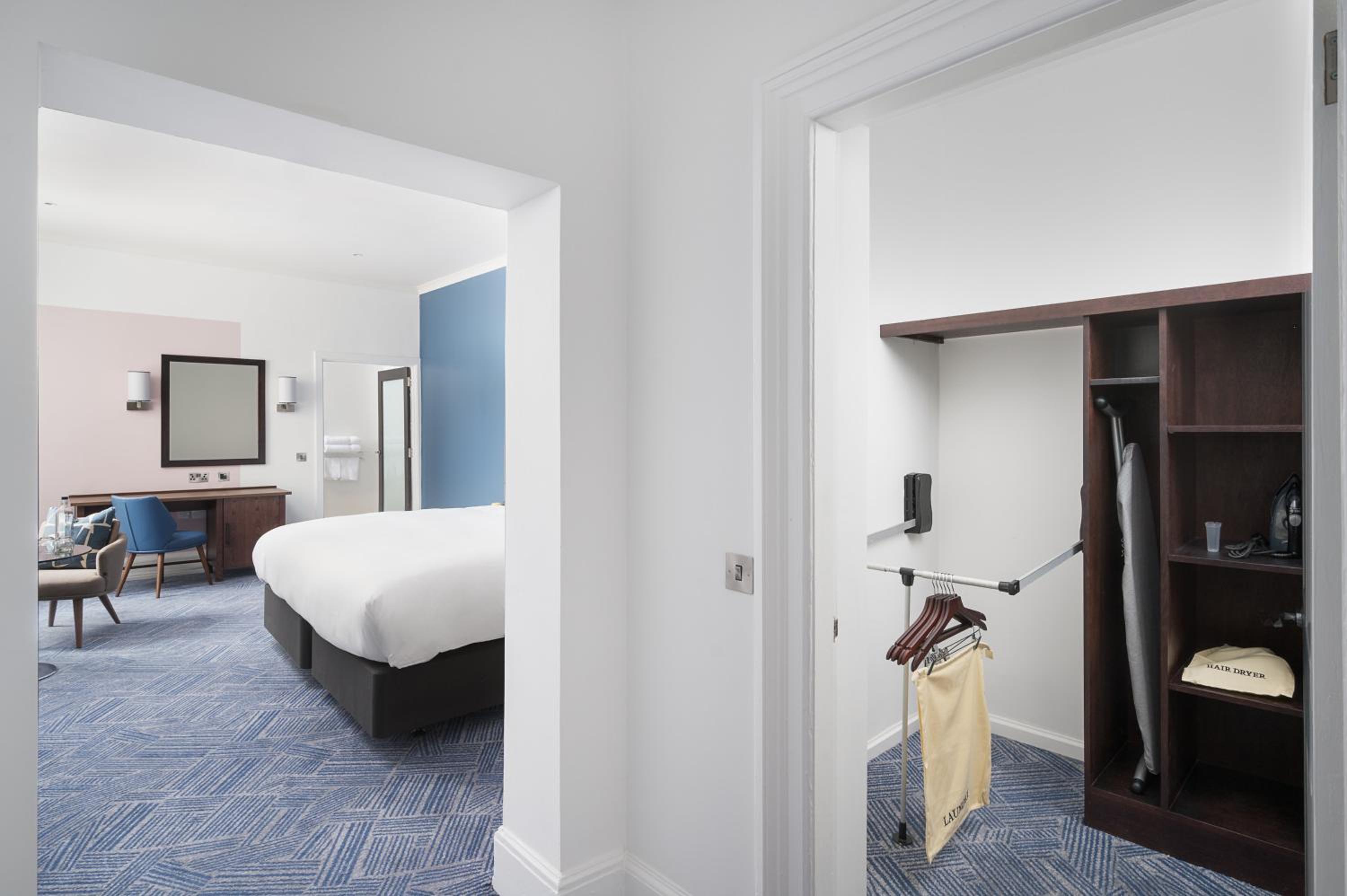 Standard King Room - Accessible - Photo 6