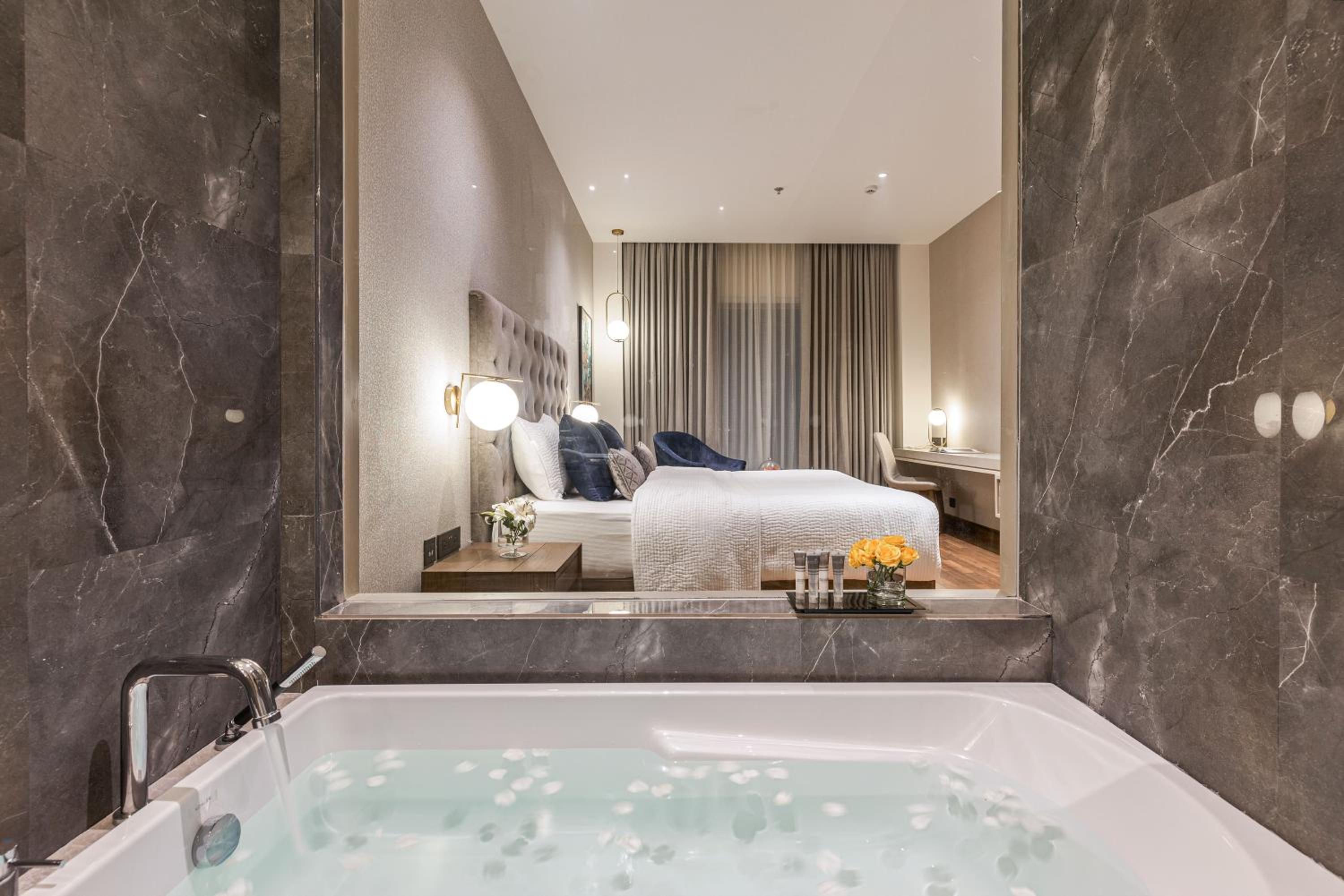 1 King Bed with Bathtub, Non-Smoking - Photo 3