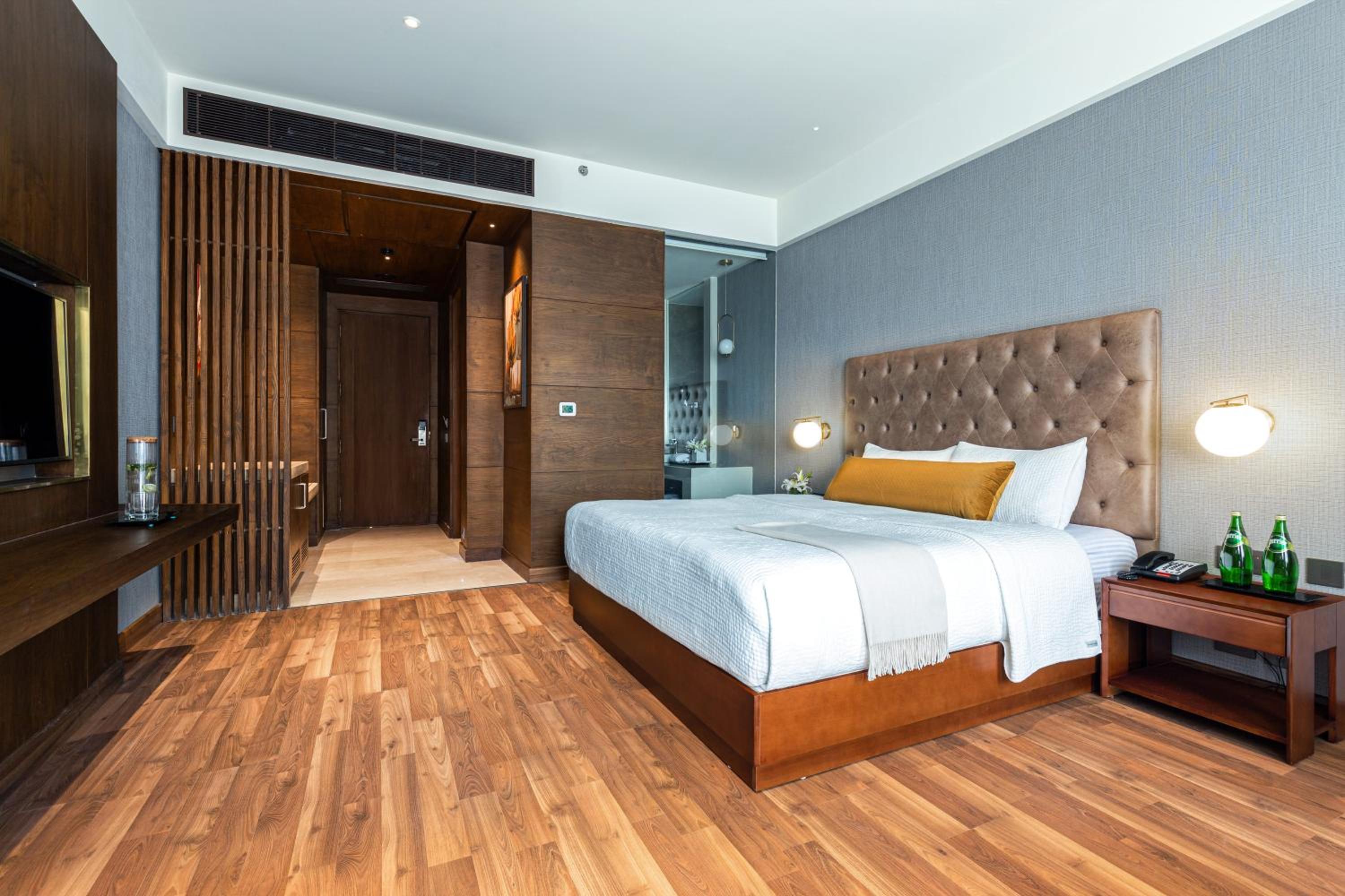1 King Bed with Bathtub, Non-Smoking - Photo 2