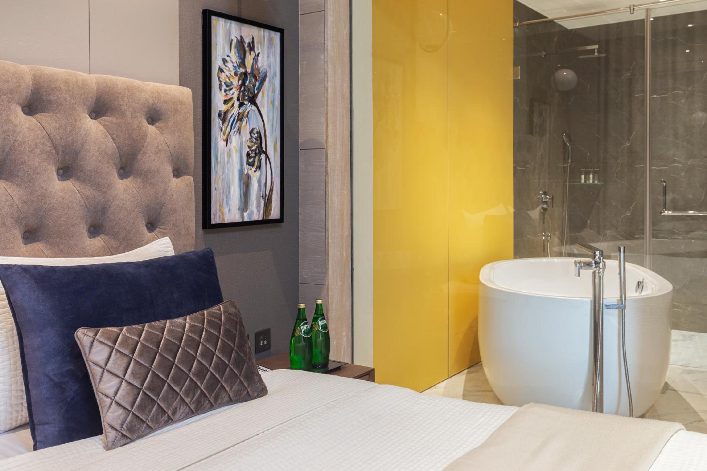 King Suite - Non-Smoking - Photo 2
