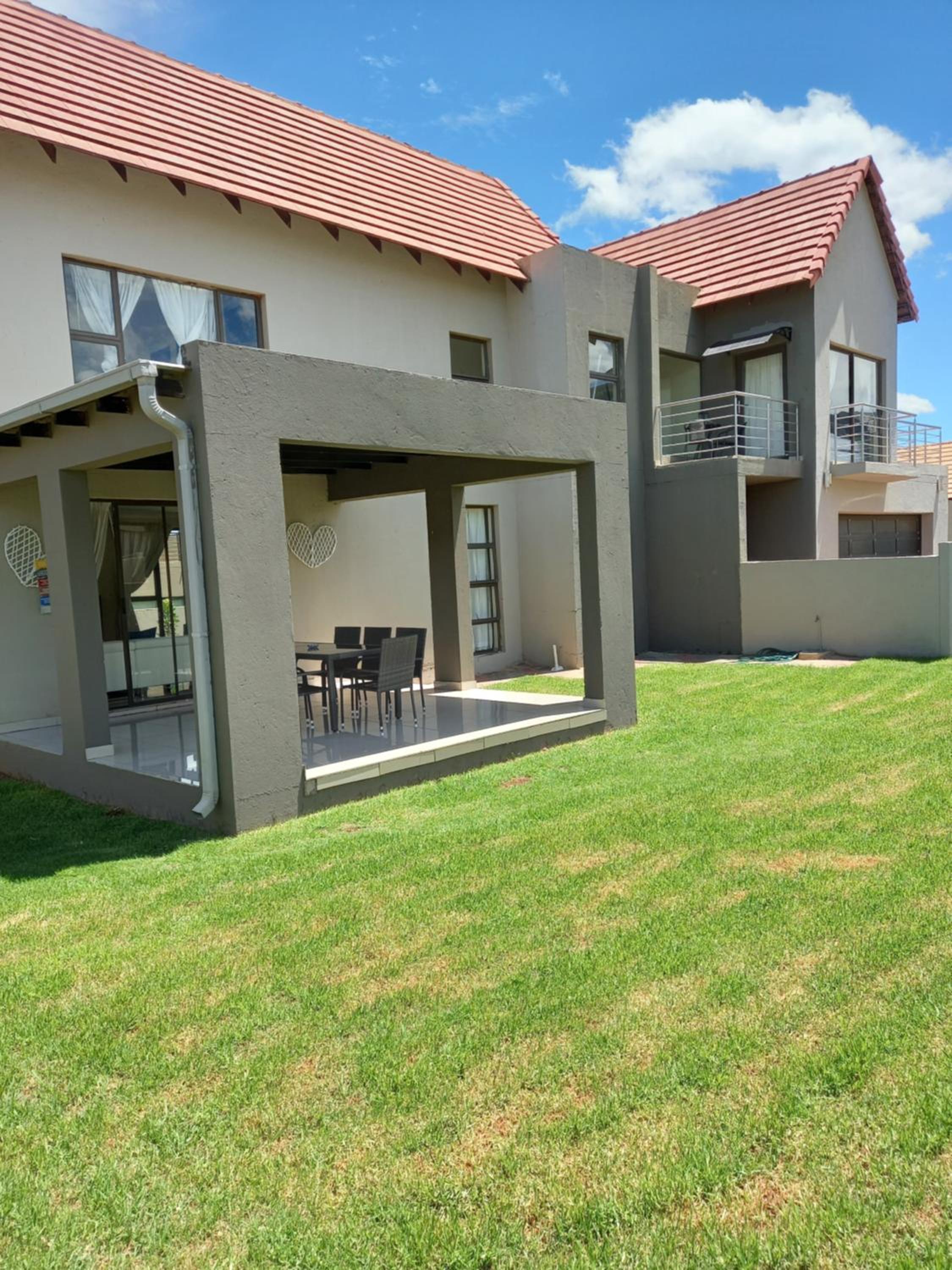 Three-Bedroom House - Photo 31