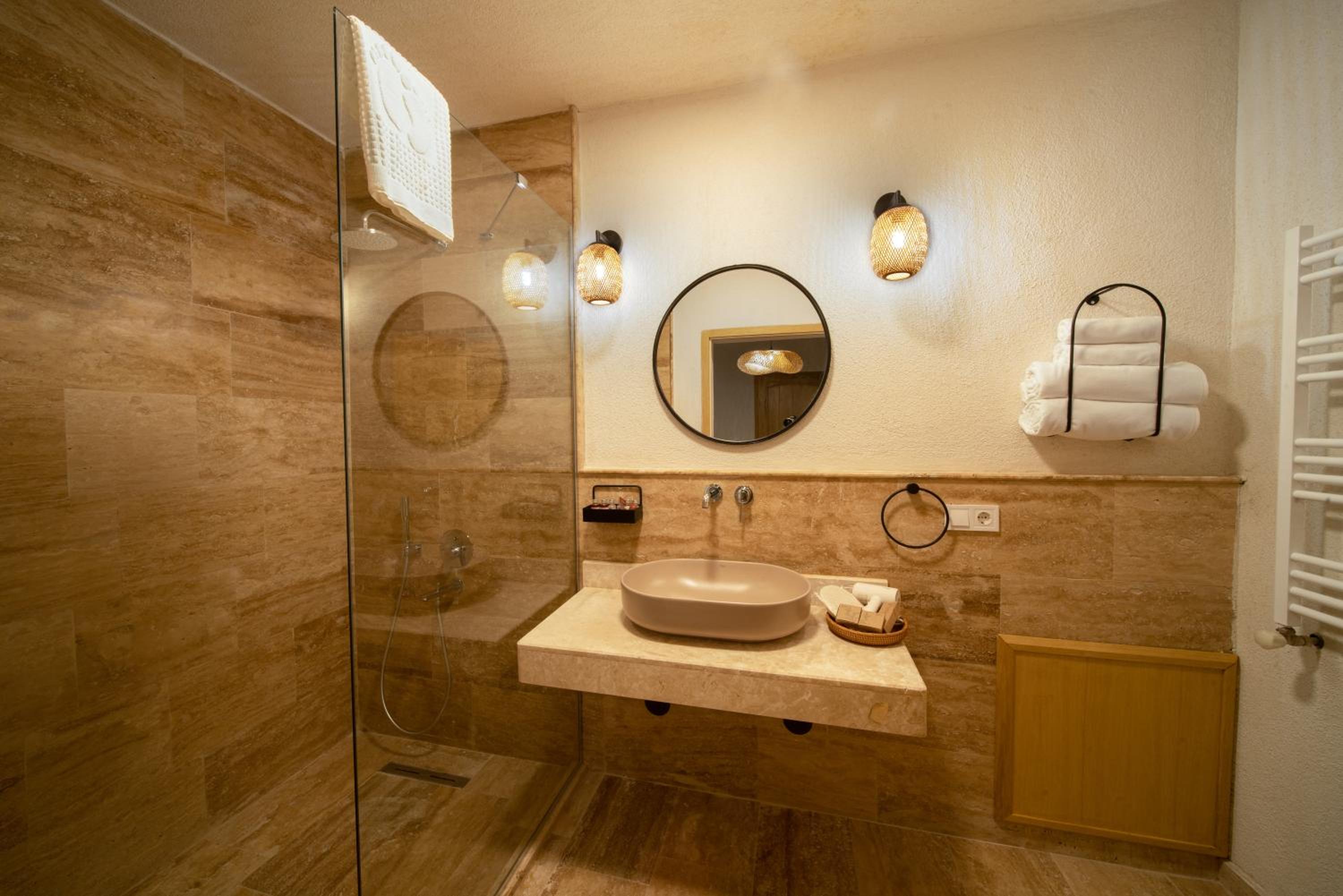 Junior Suite with Balcony - Photo 4