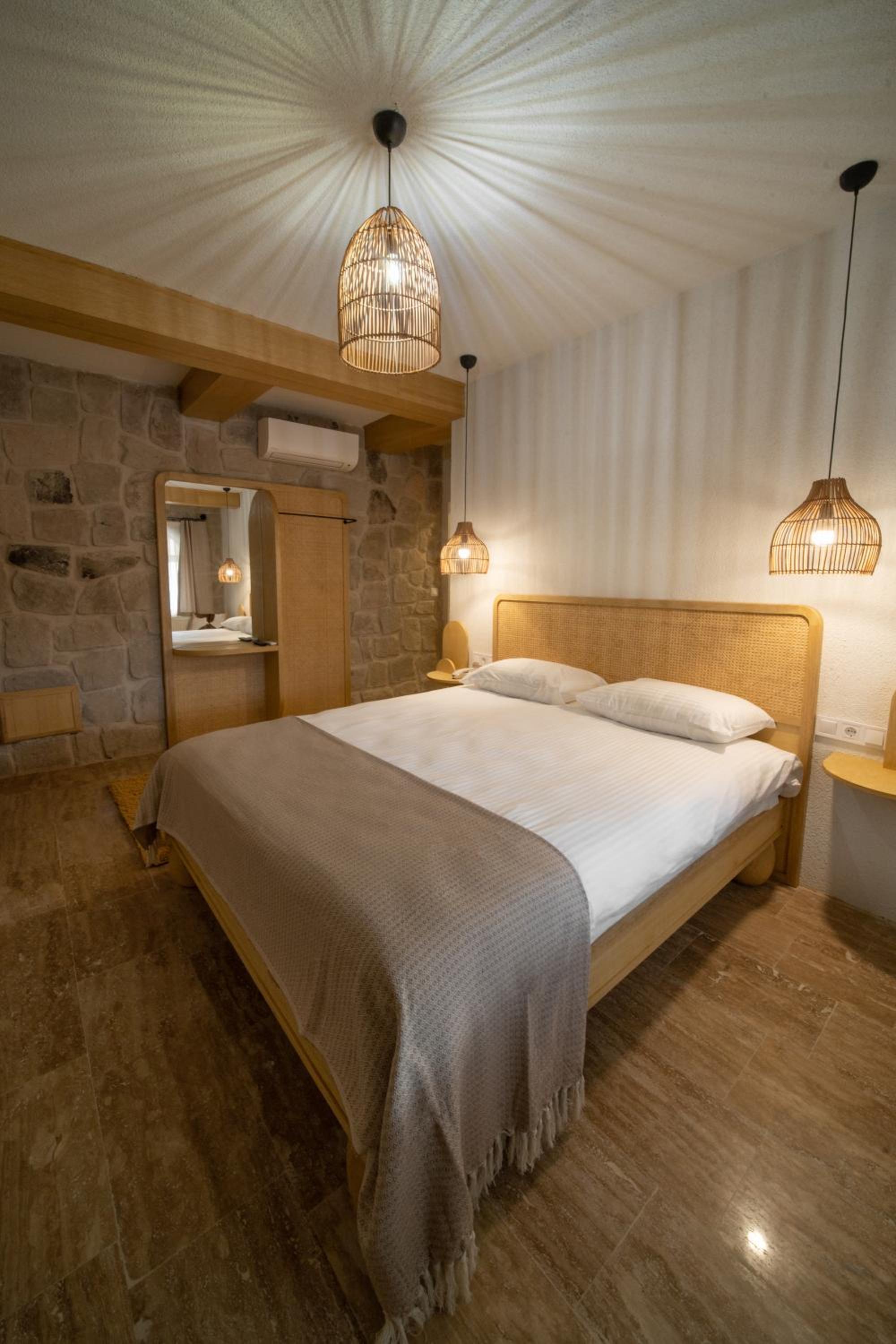 Deluxe Double Room - Photo 11