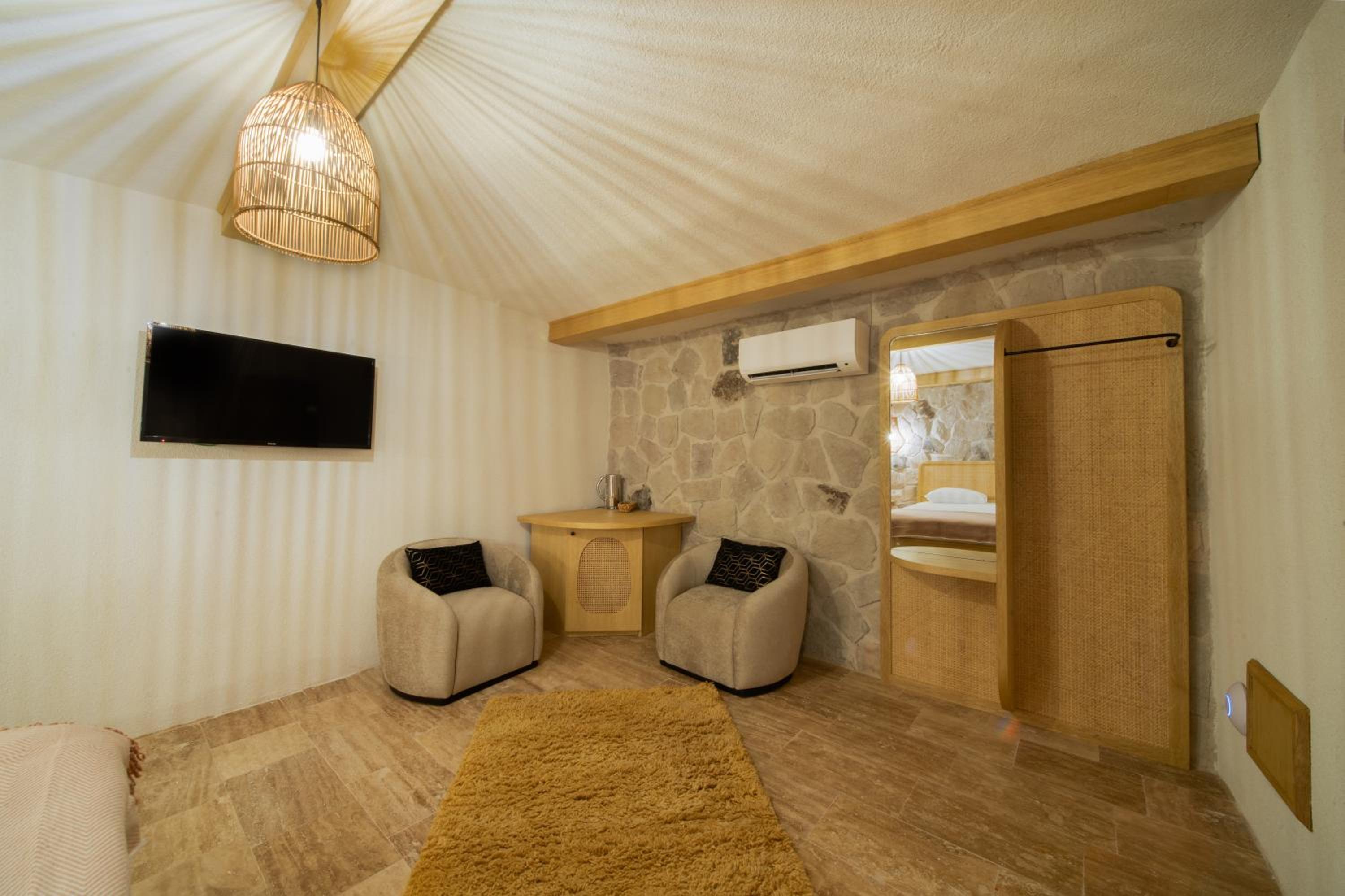 Junior Suite with Balcony - Photo 7