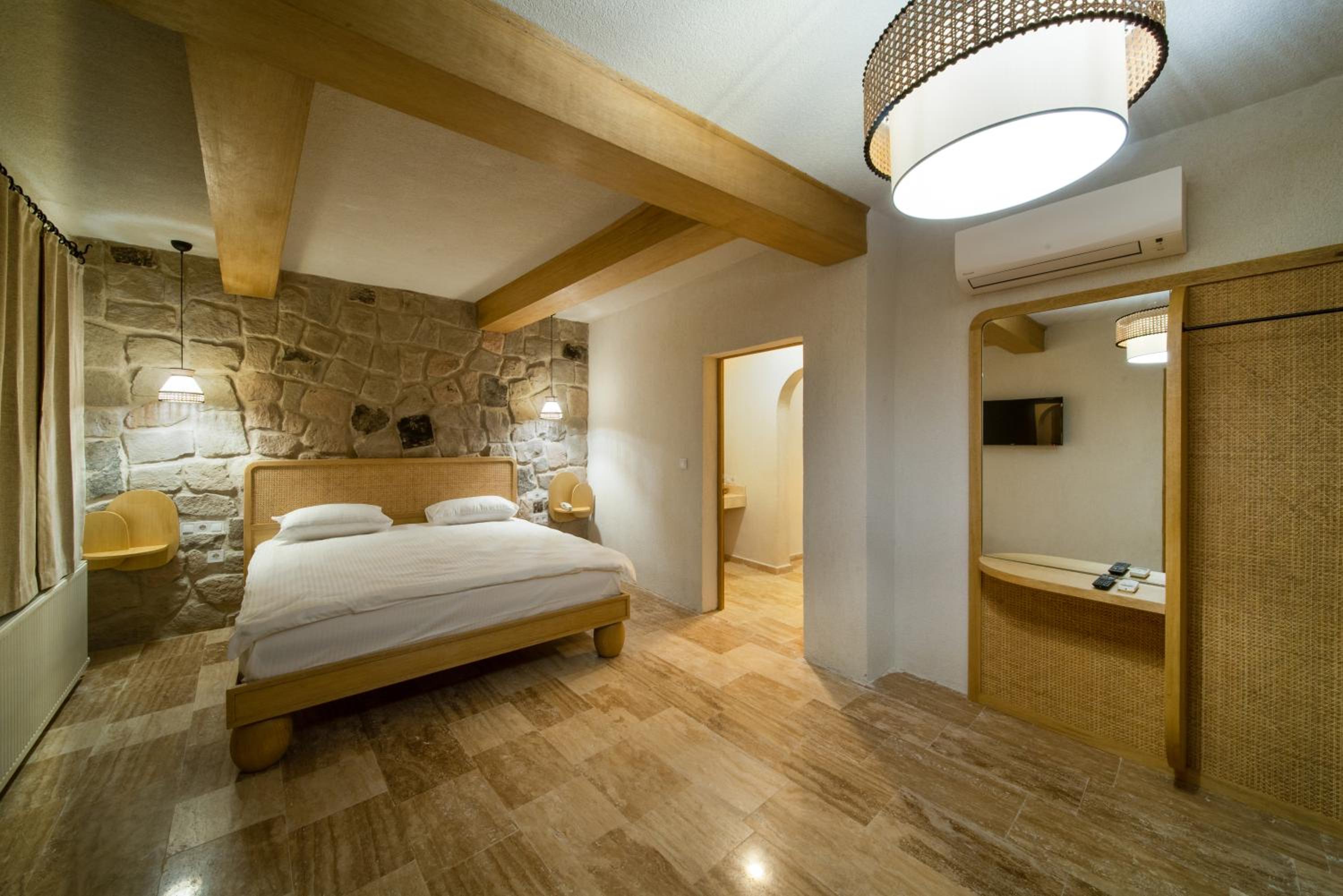 Deluxe Double Room - Photo 12