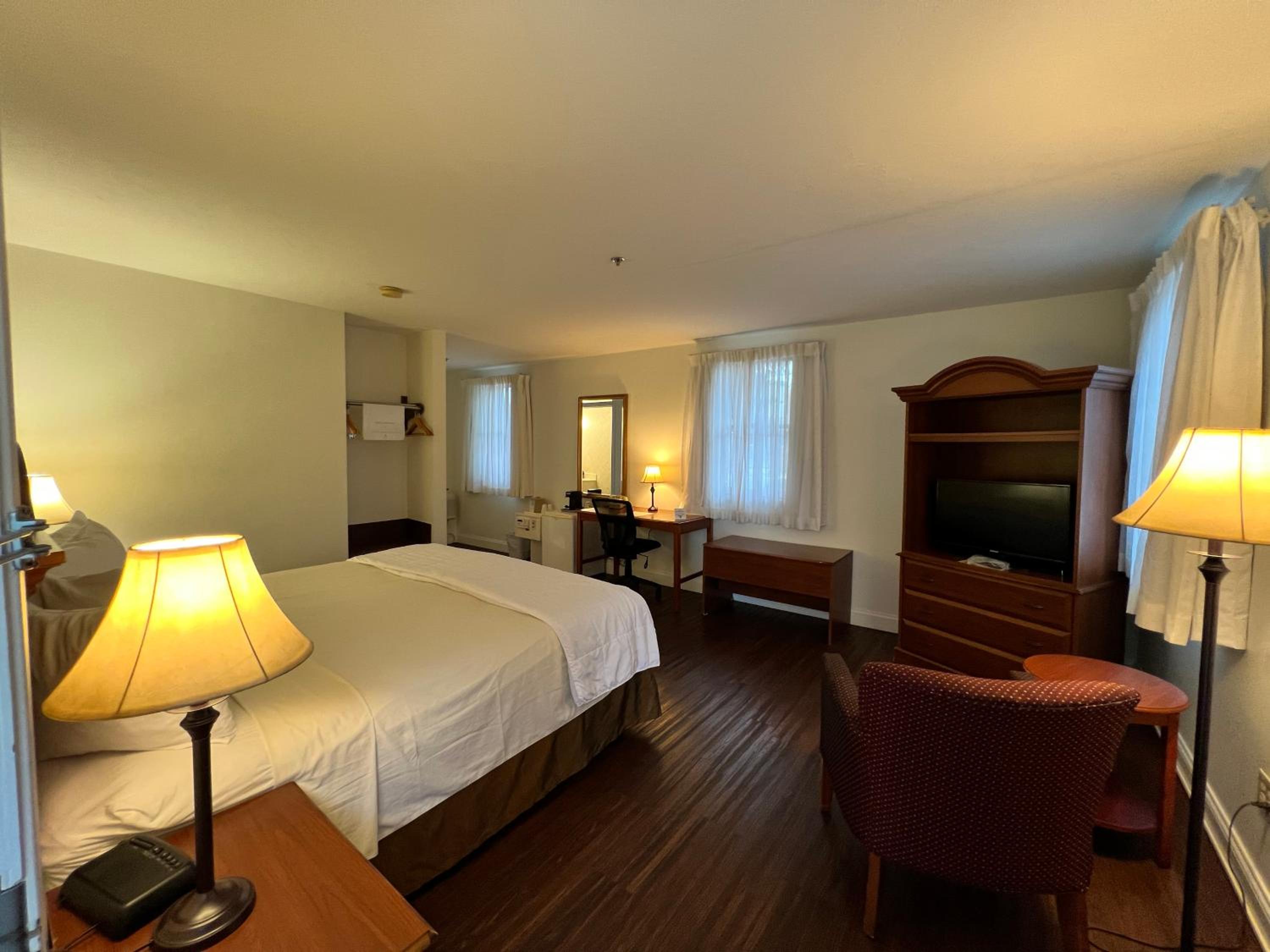 NonSmoking King 1st FL Village PET FRIENDLY - Photo 1