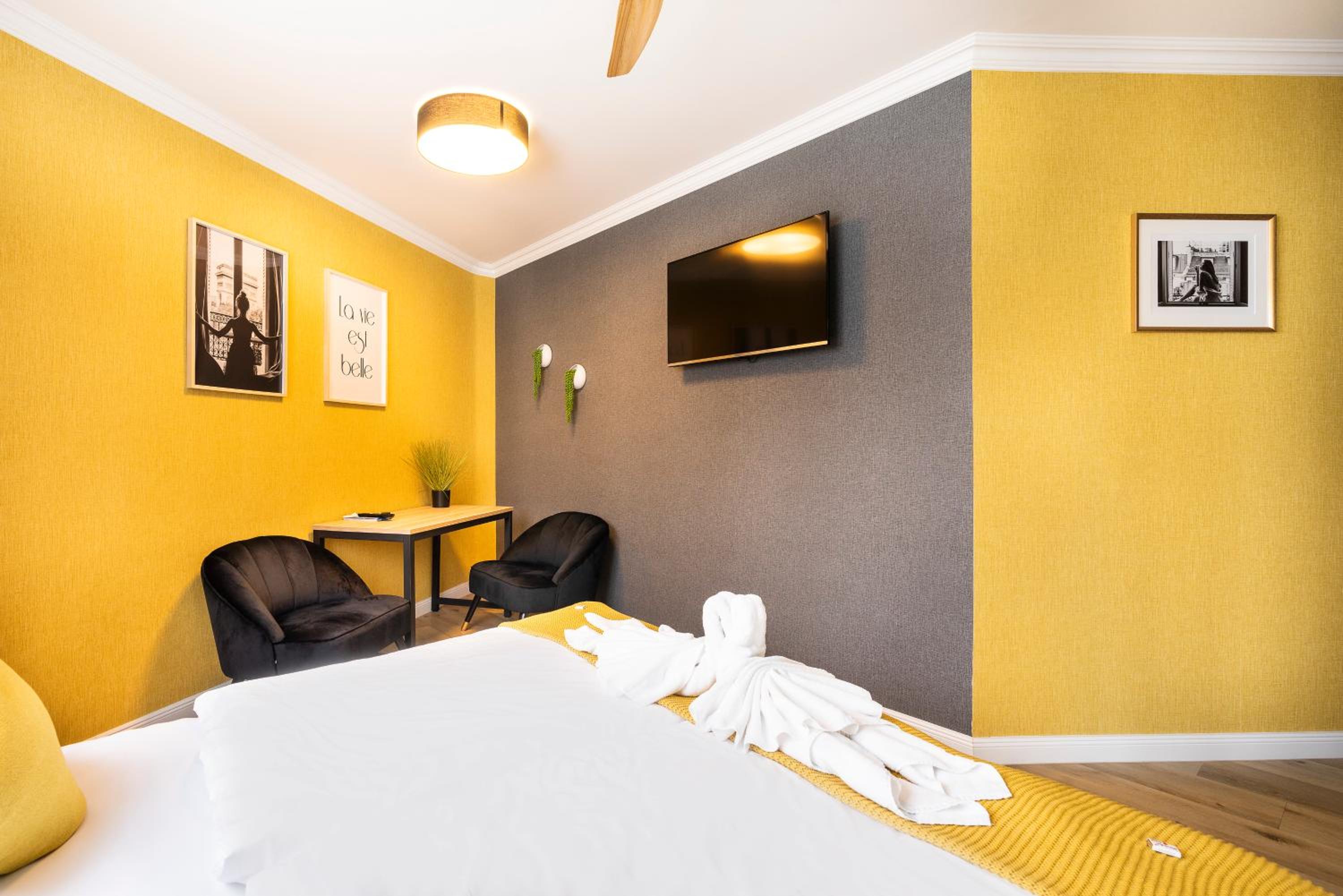 Double Room - Photo 14