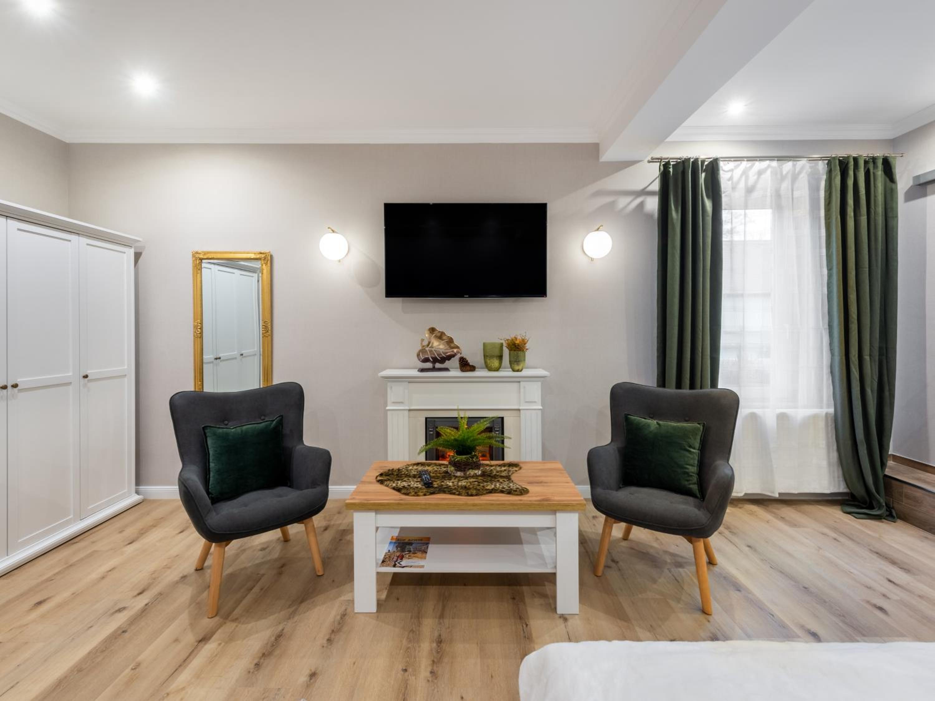 Deluxe Suite - Photo 7