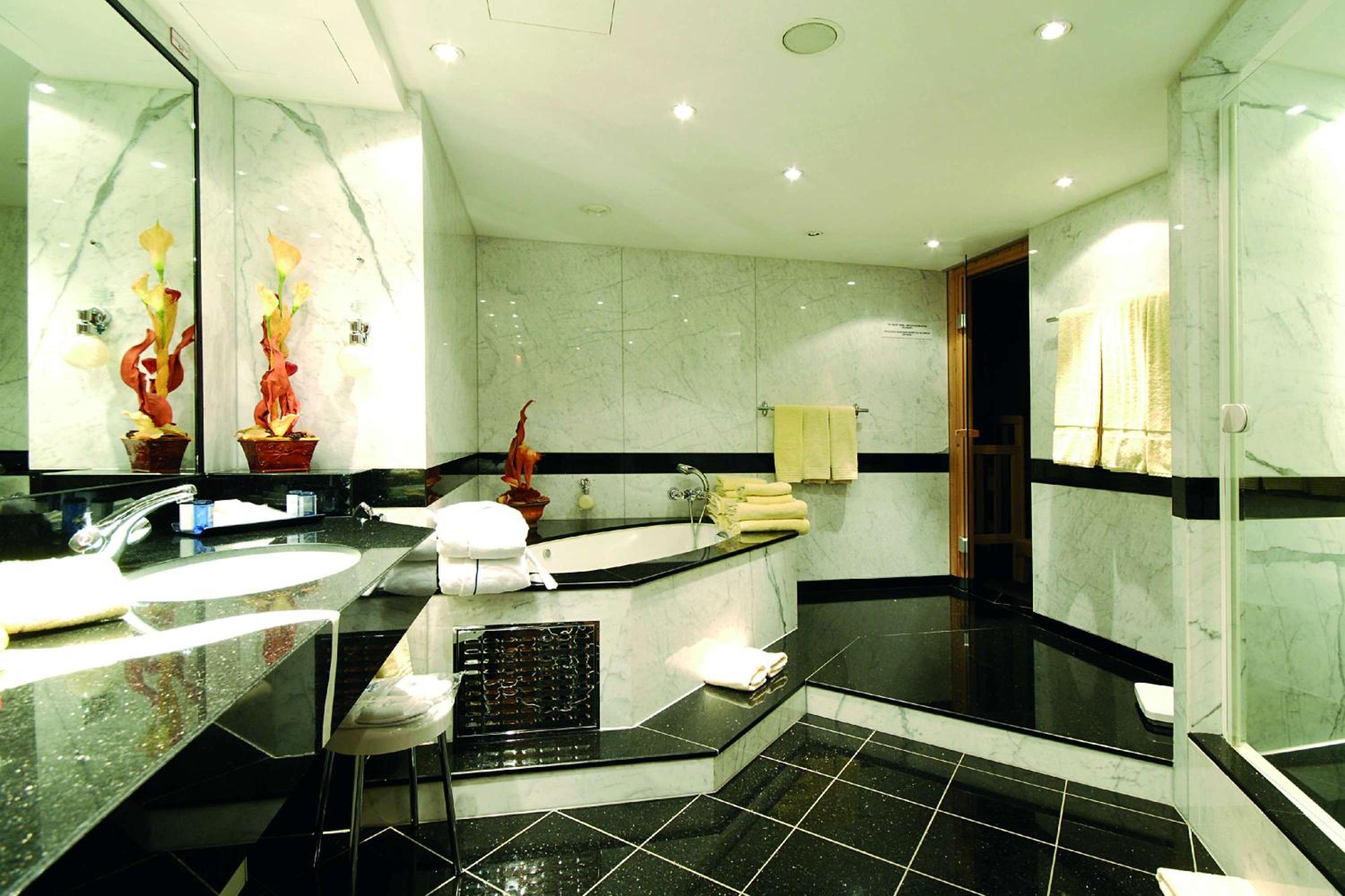 Presidential Suite thumbnail 5