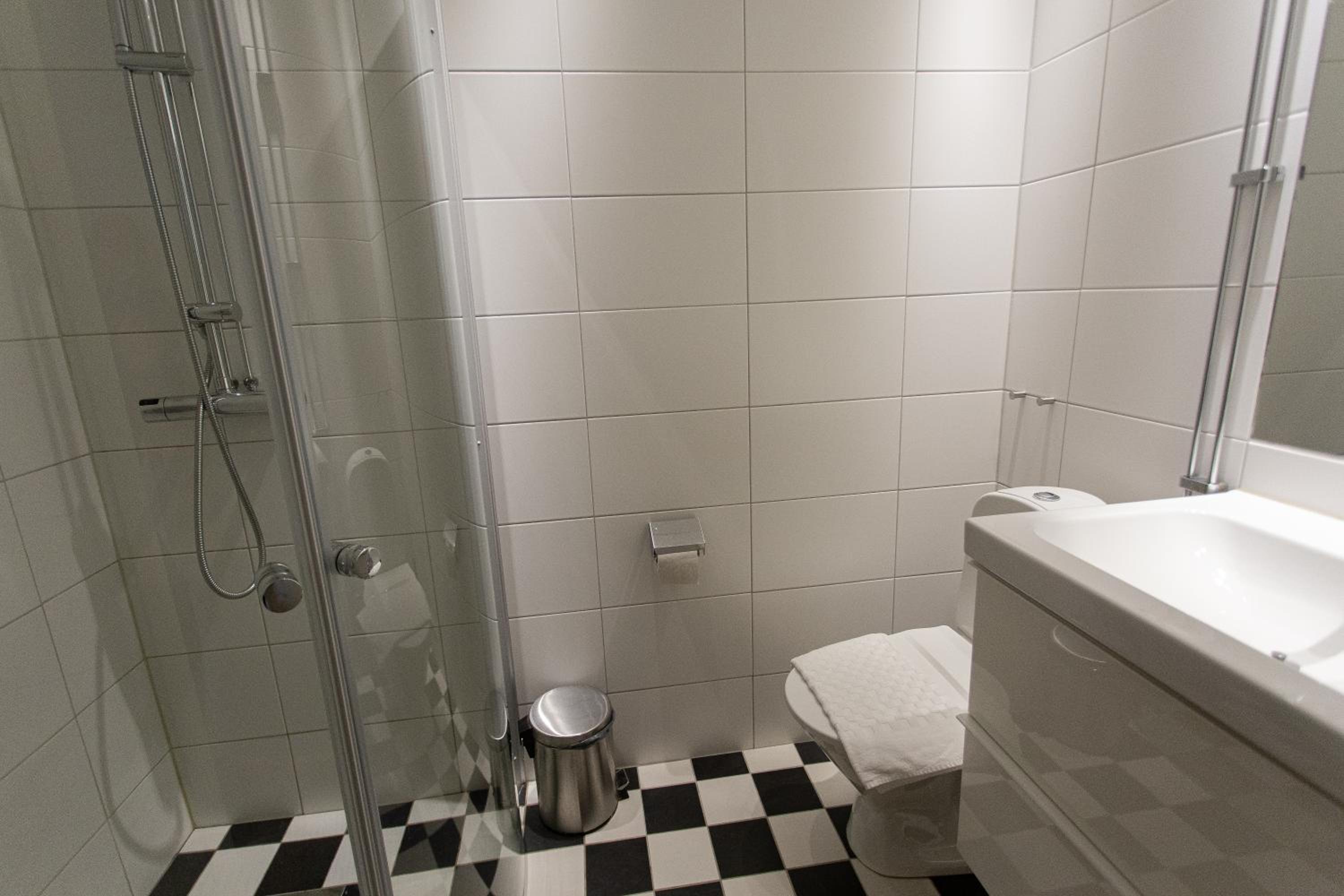 Deluxe Queen Suite - Photo 6