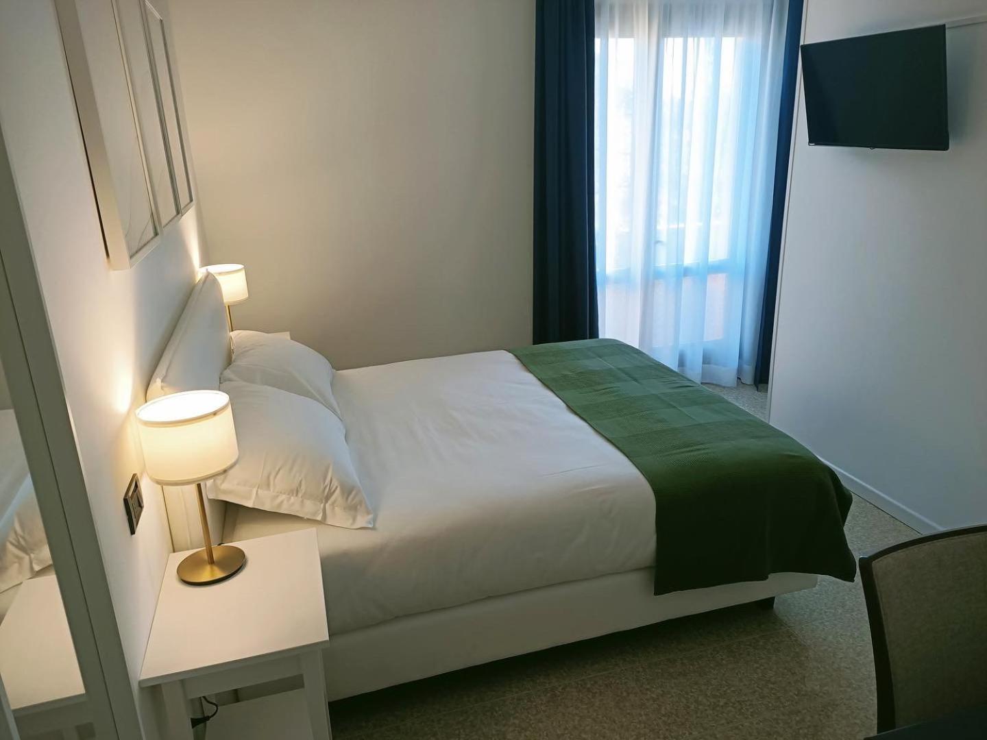 Double Room with Balcony - Photo 23