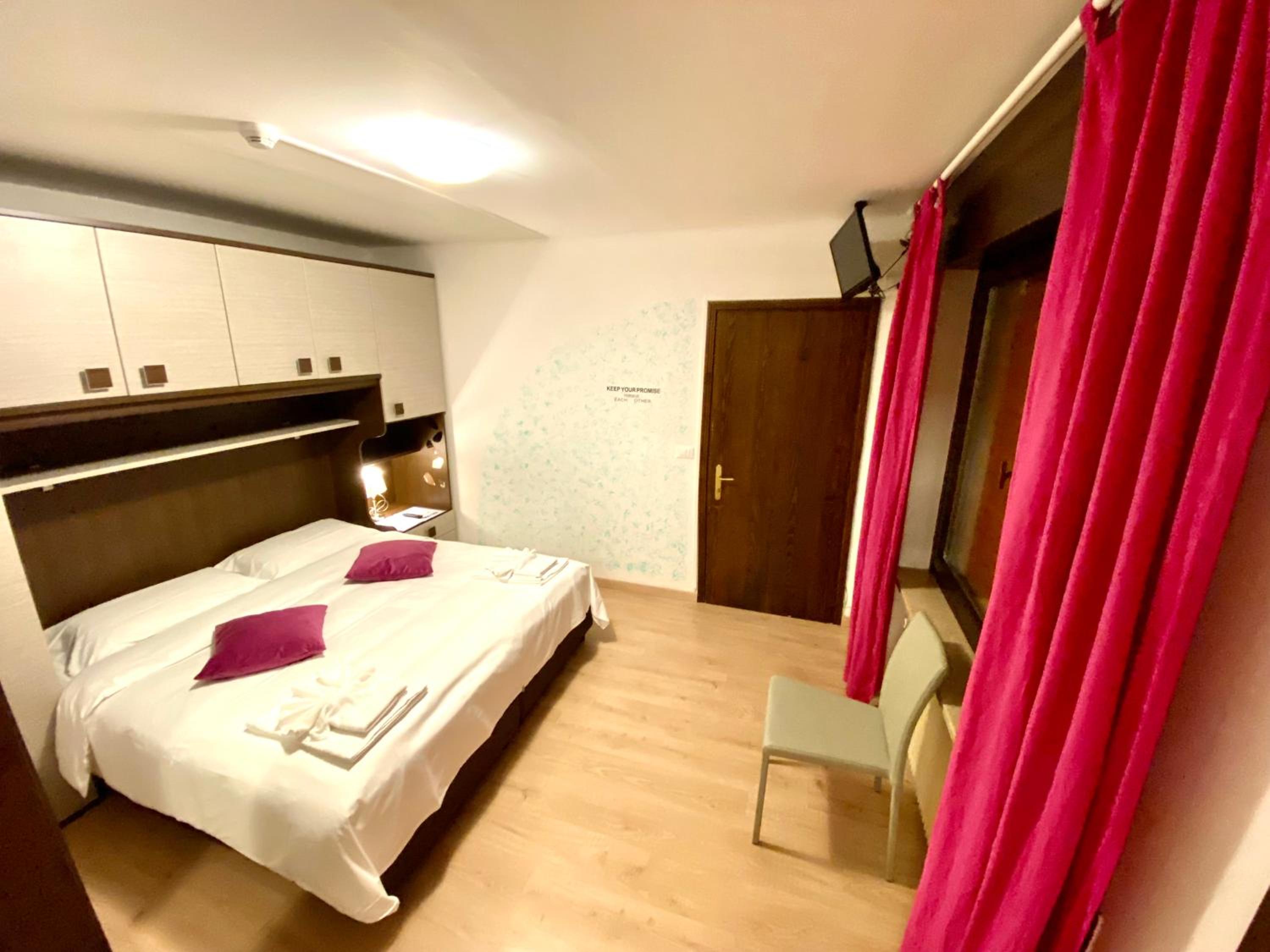Double Room - Photo 16