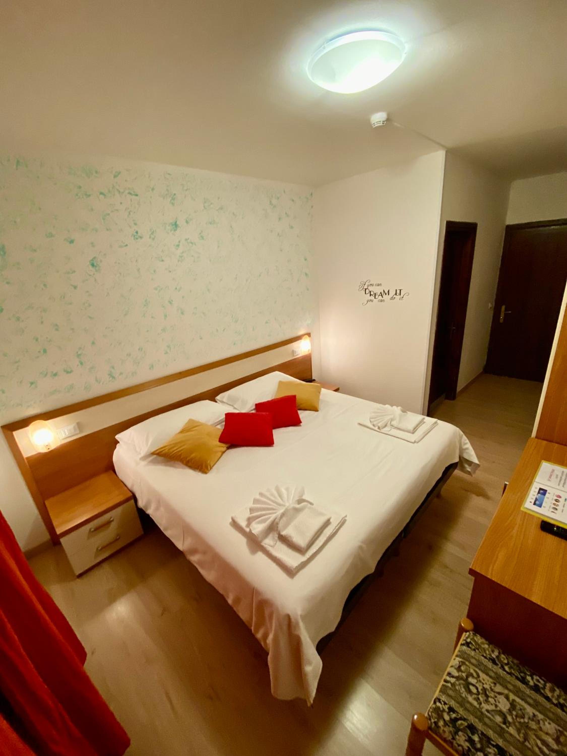 Double Room - Photo 14