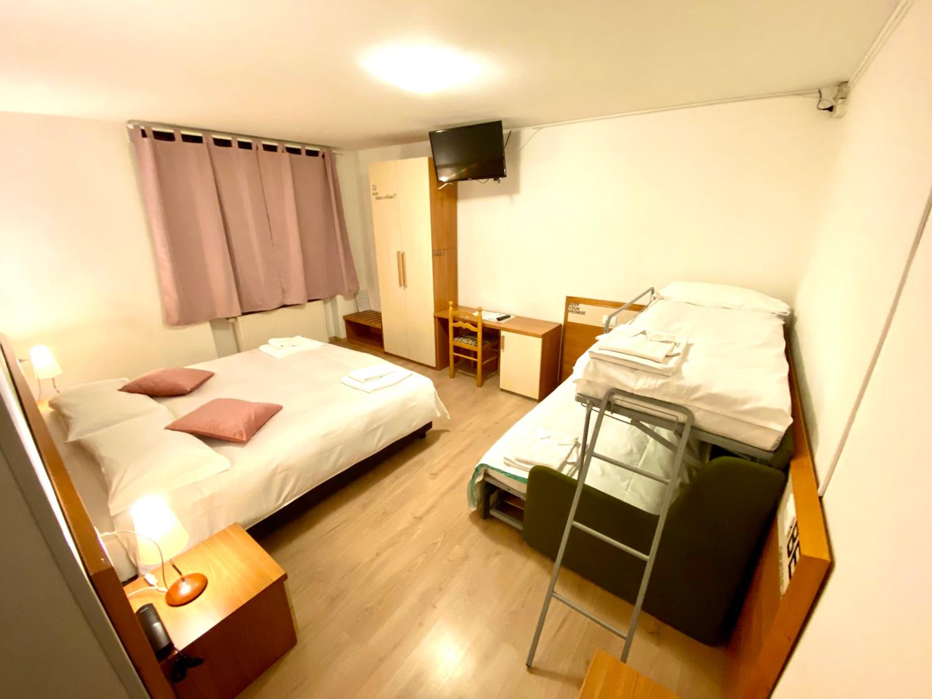 Quadruple Room - Photo 2