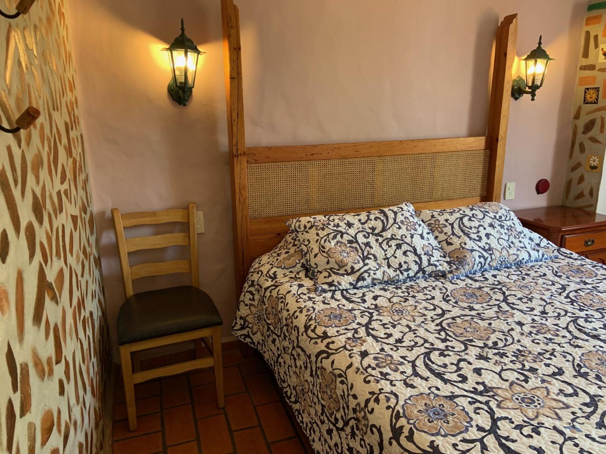 Standard Queen Room - Photo 7
