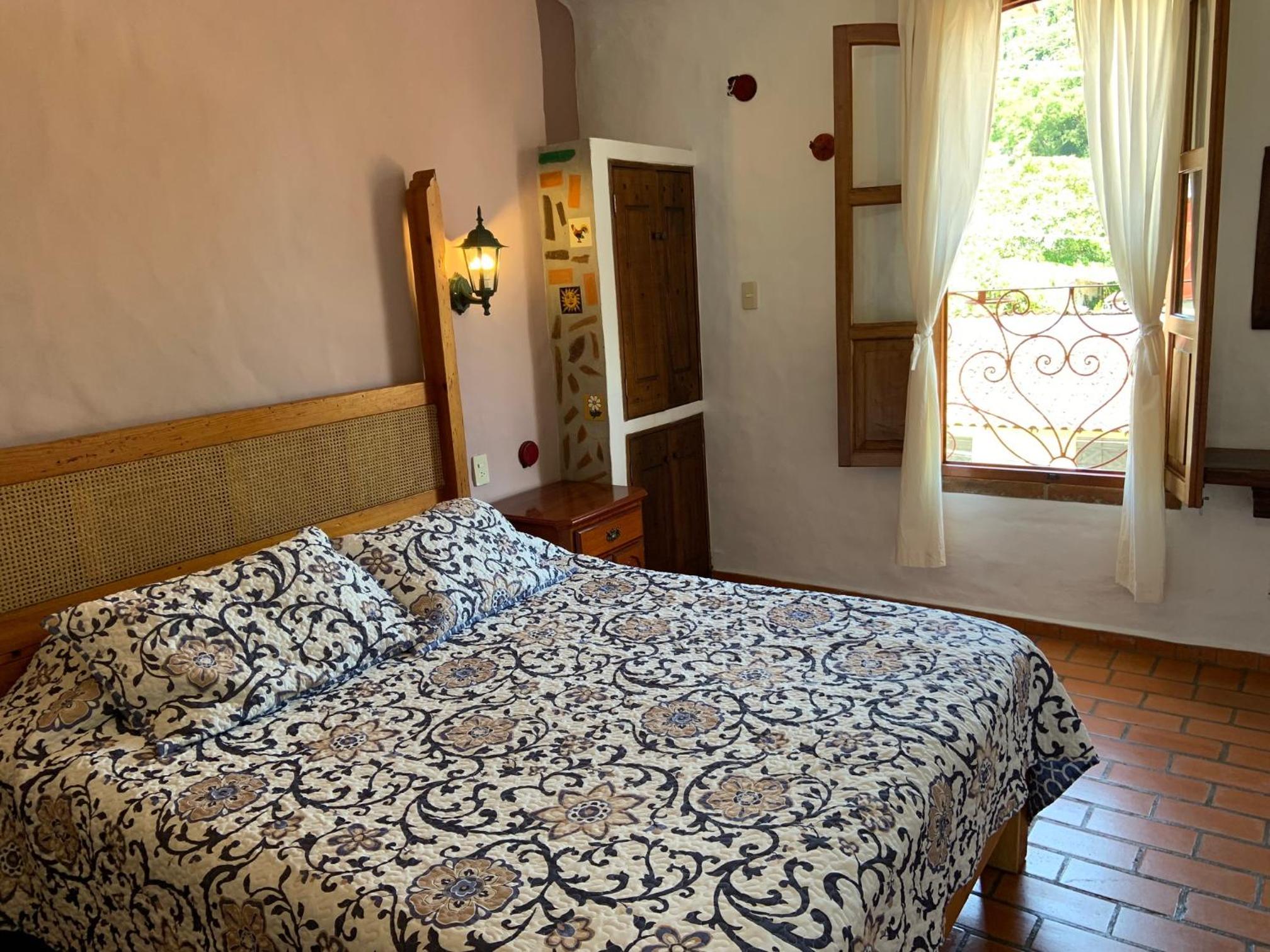 Standard Queen Room - Photo 8