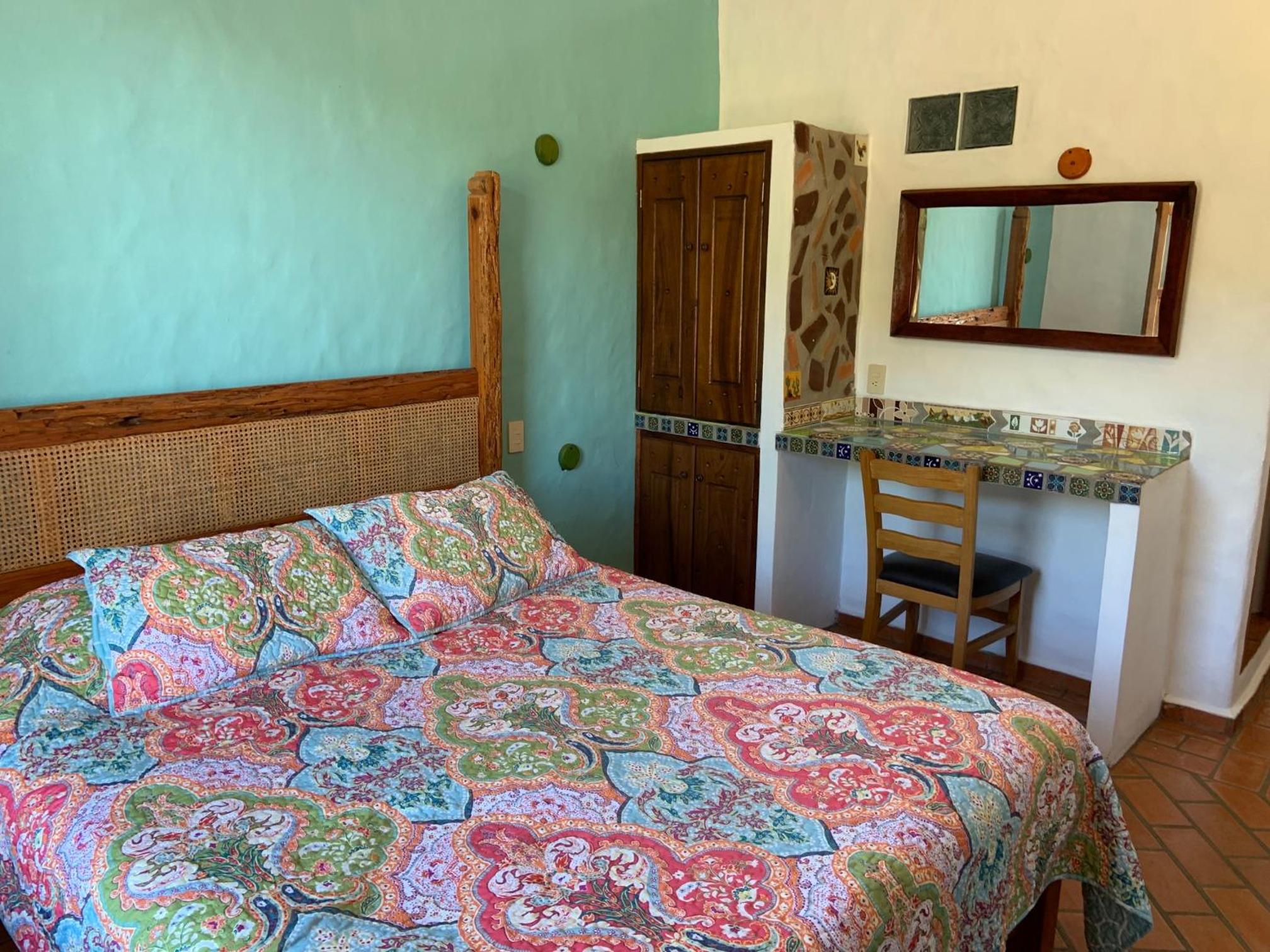 Standard Queen Room - Photo 12