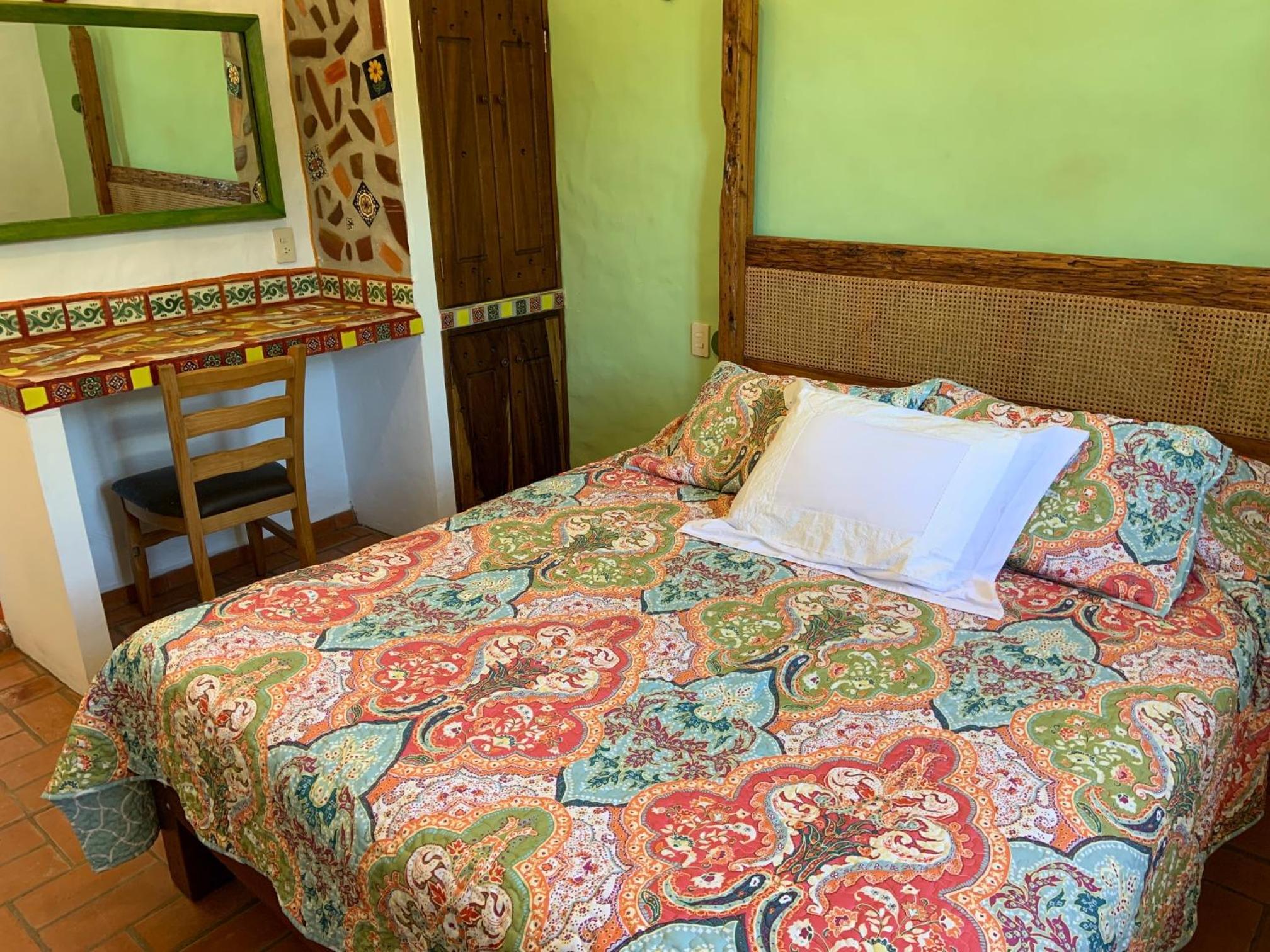 Standard Queen Room - Photo 10