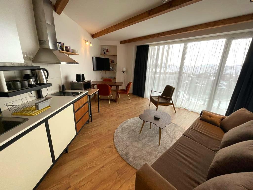 Apartment with Mountain View
