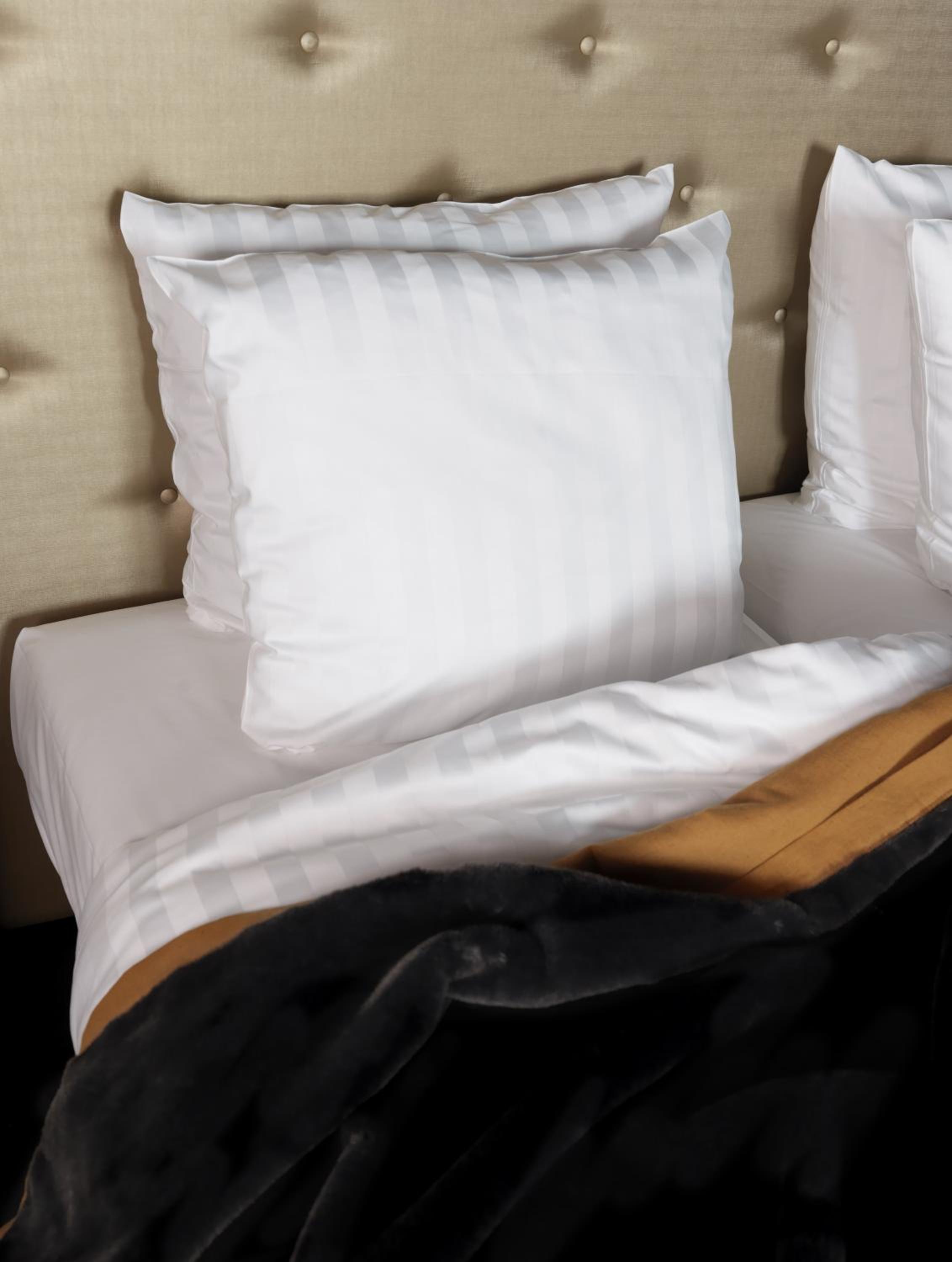 Basic Double or Twin Room - Photo 9