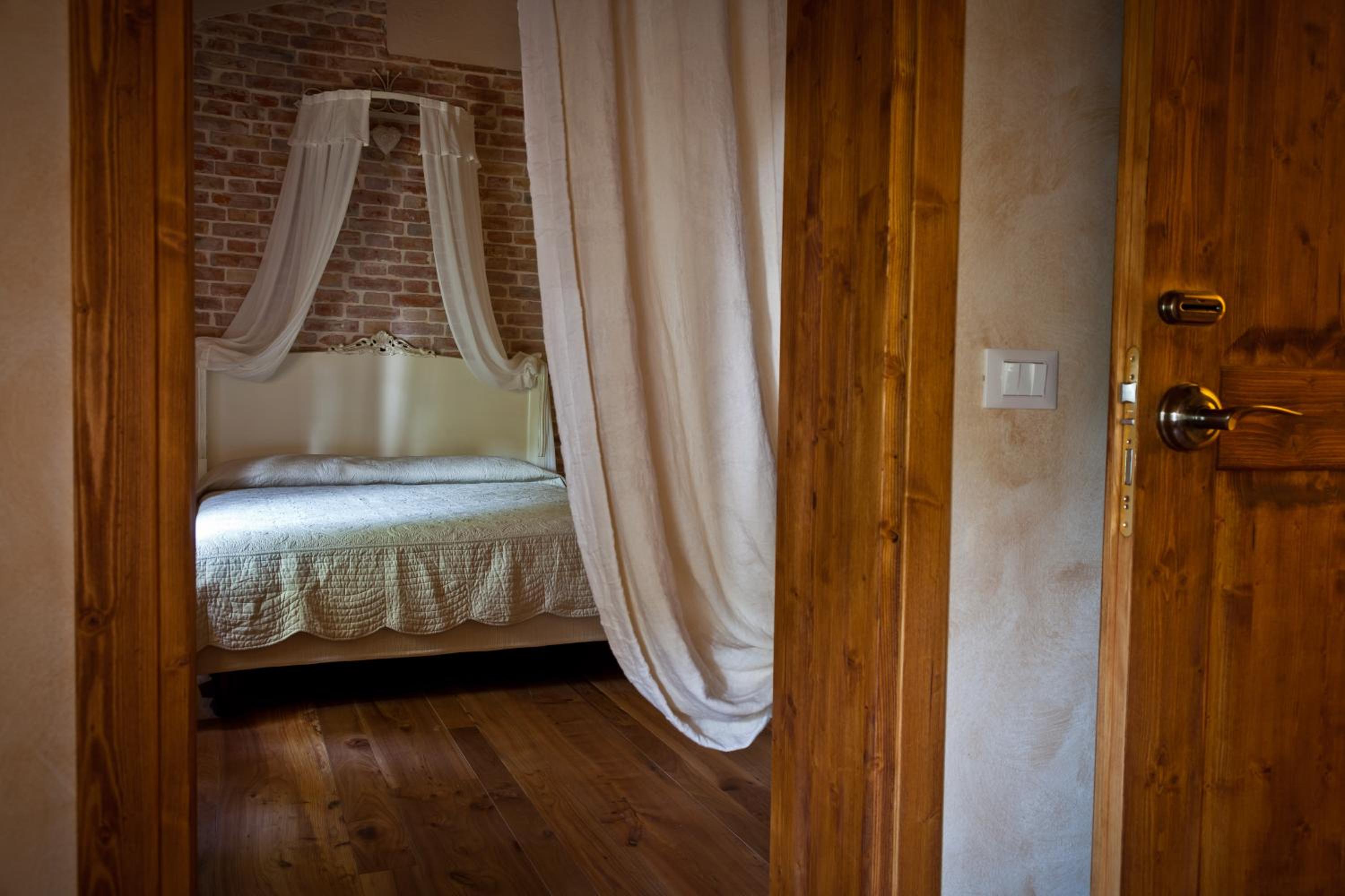 Double Room - Photo 7