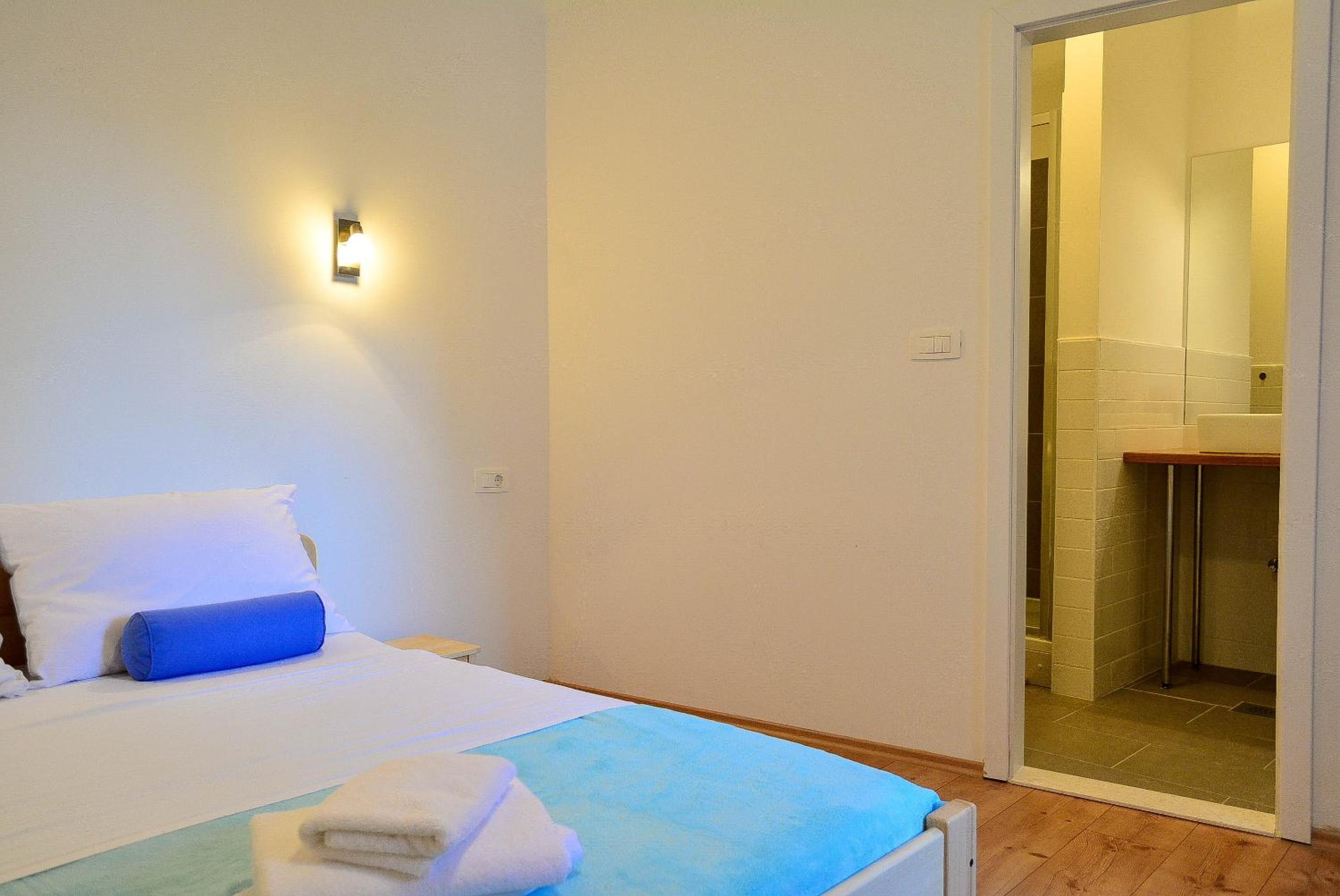 Standard Double Room - Photo 8