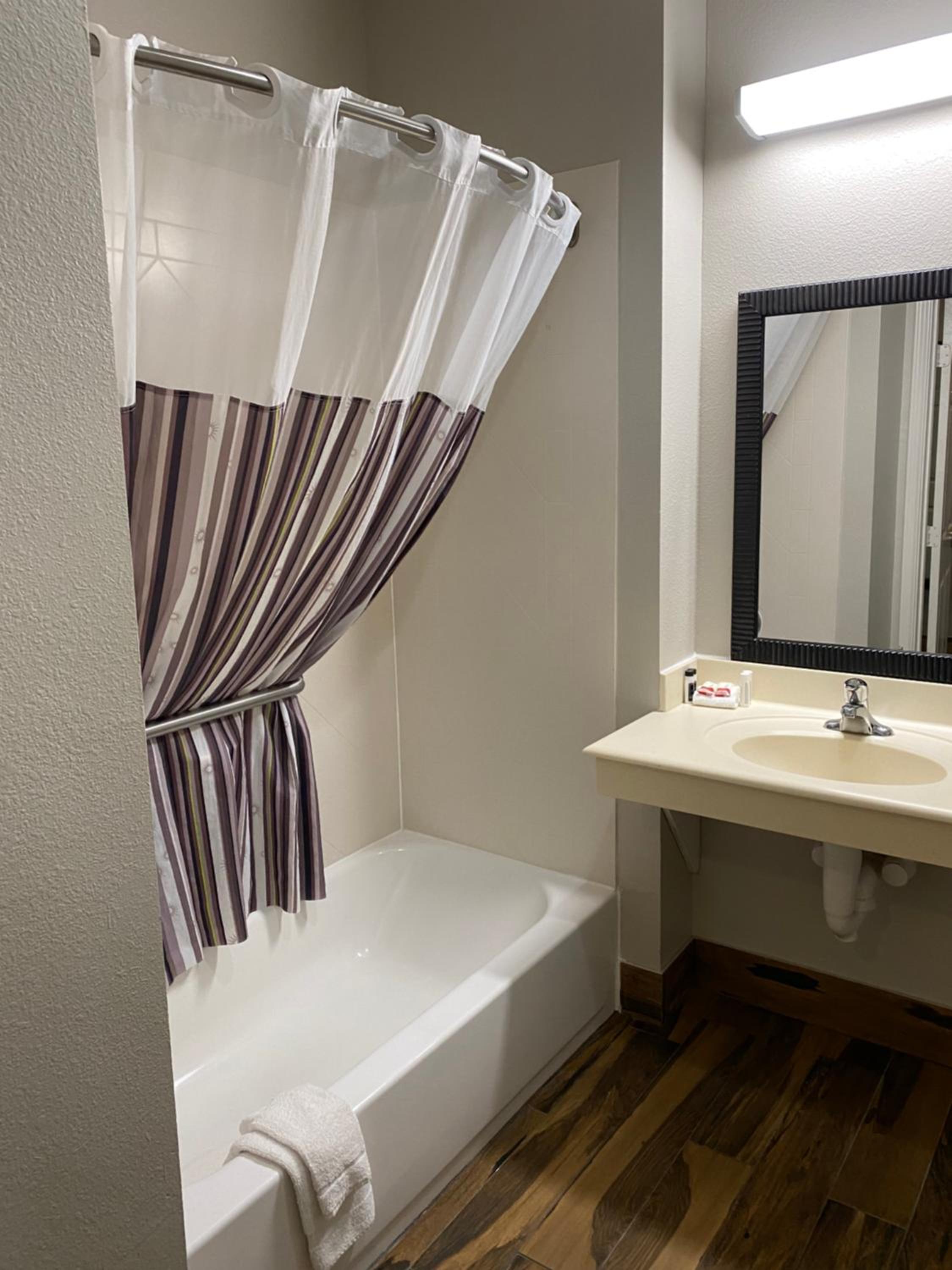 King Room with Bath Tub - Mobility/Hearing Accessible - Non-Smoking - Photo 3