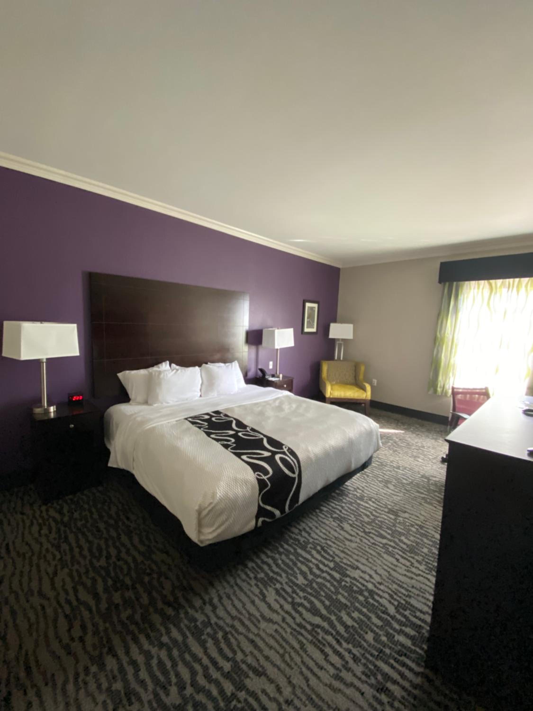 King Room with Bath Tub - Mobility/Hearing Accessible - Non-Smoking - Photo 2