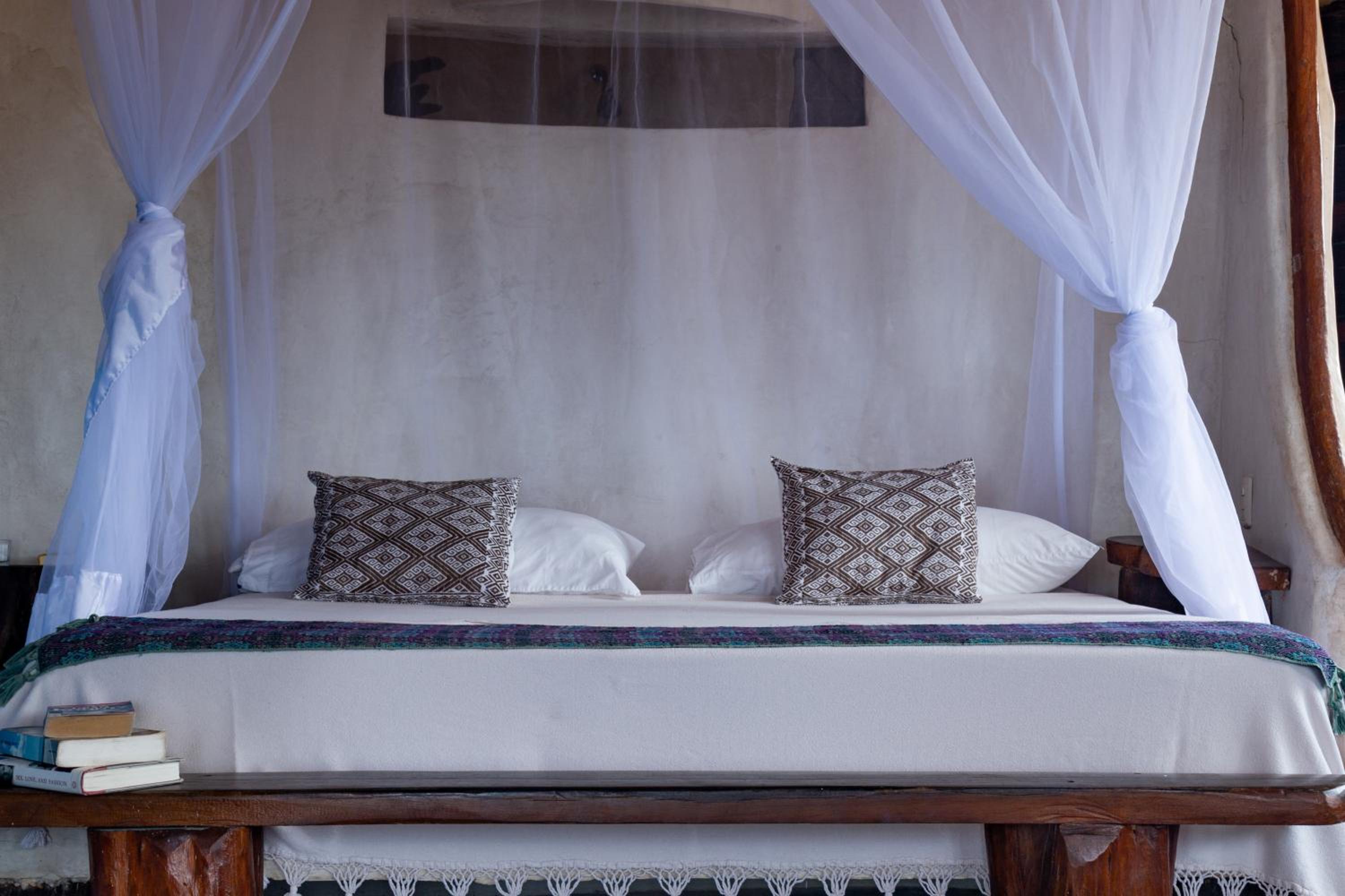 Master Suite Ocean Front Upper Floor king size bed and private bathroom - Photo 19