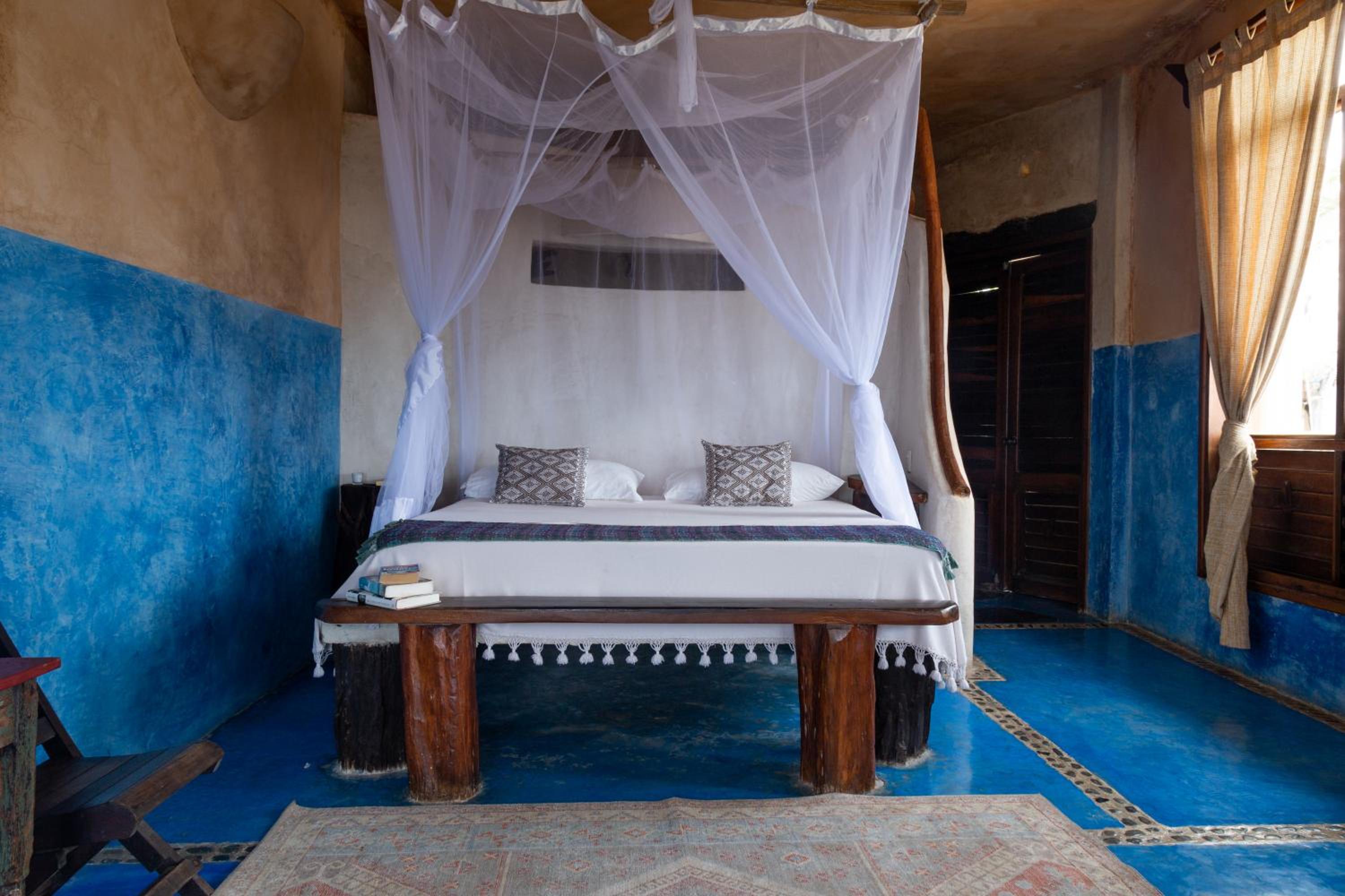 Master Suite Ocean Front Upper Floor king size bed and private bathroom - Photo 20