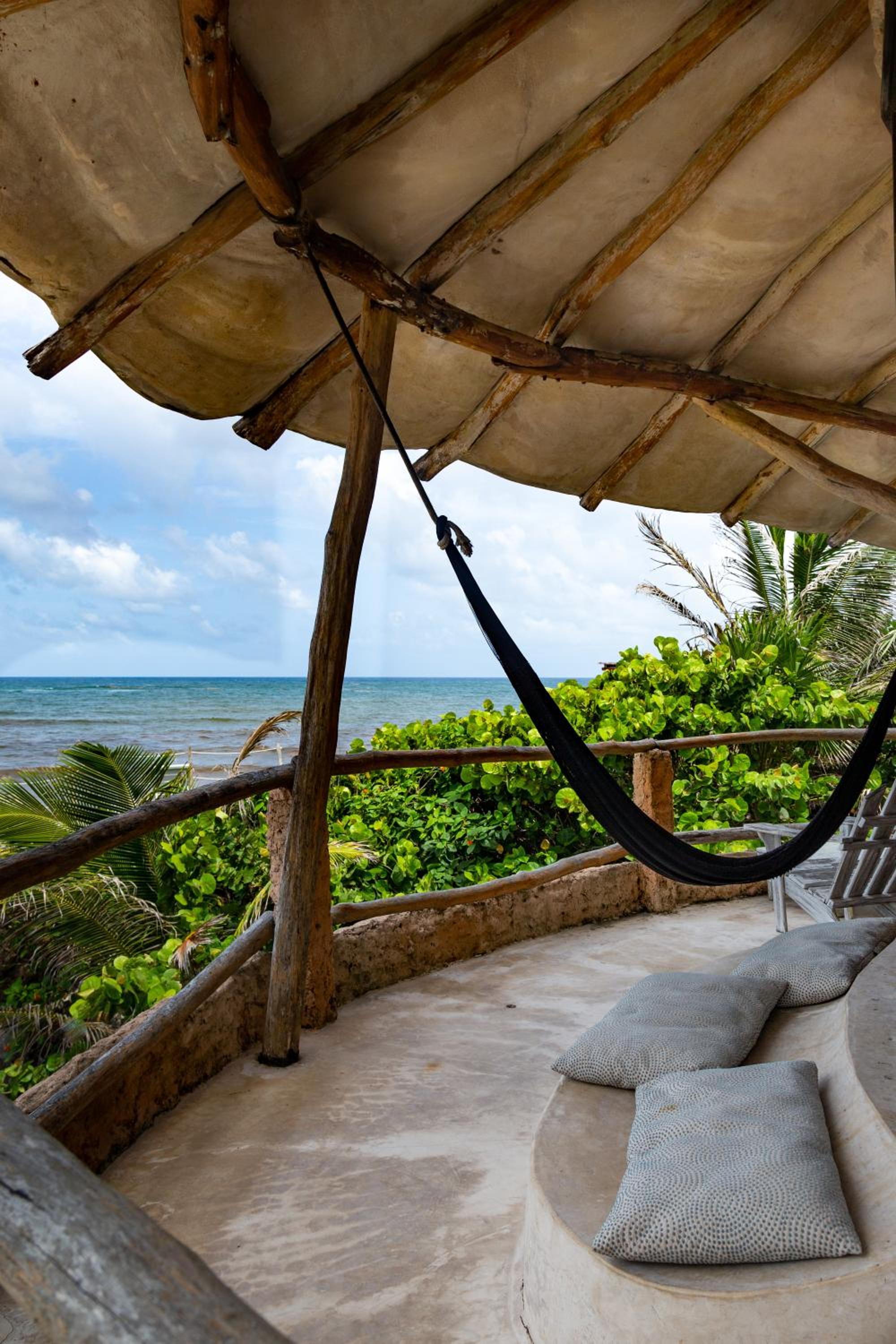 Master Suite Ocean Front Upper Floor king size bed and private bathroom - Photo 2