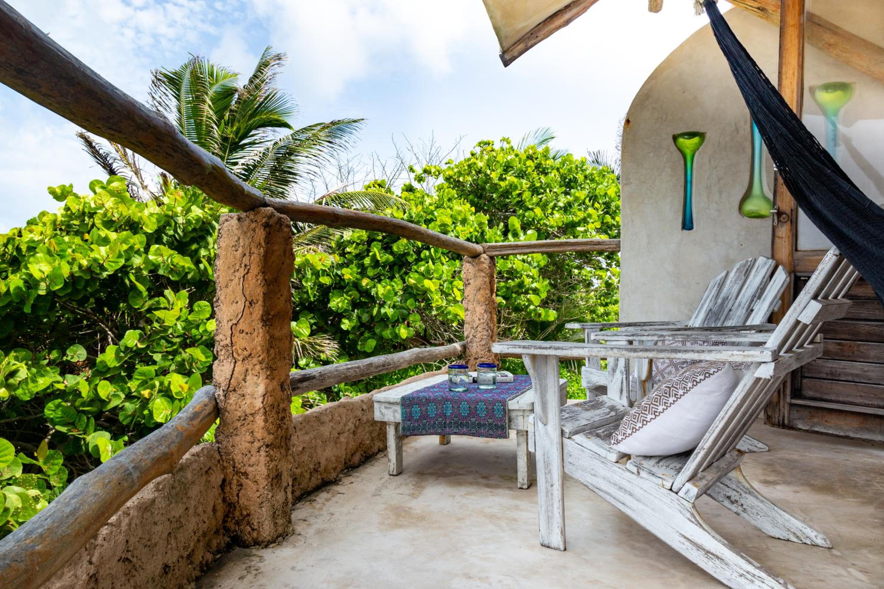 Master Suite Ocean Front Upper Floor king size bed and private bathroom - Photo 5