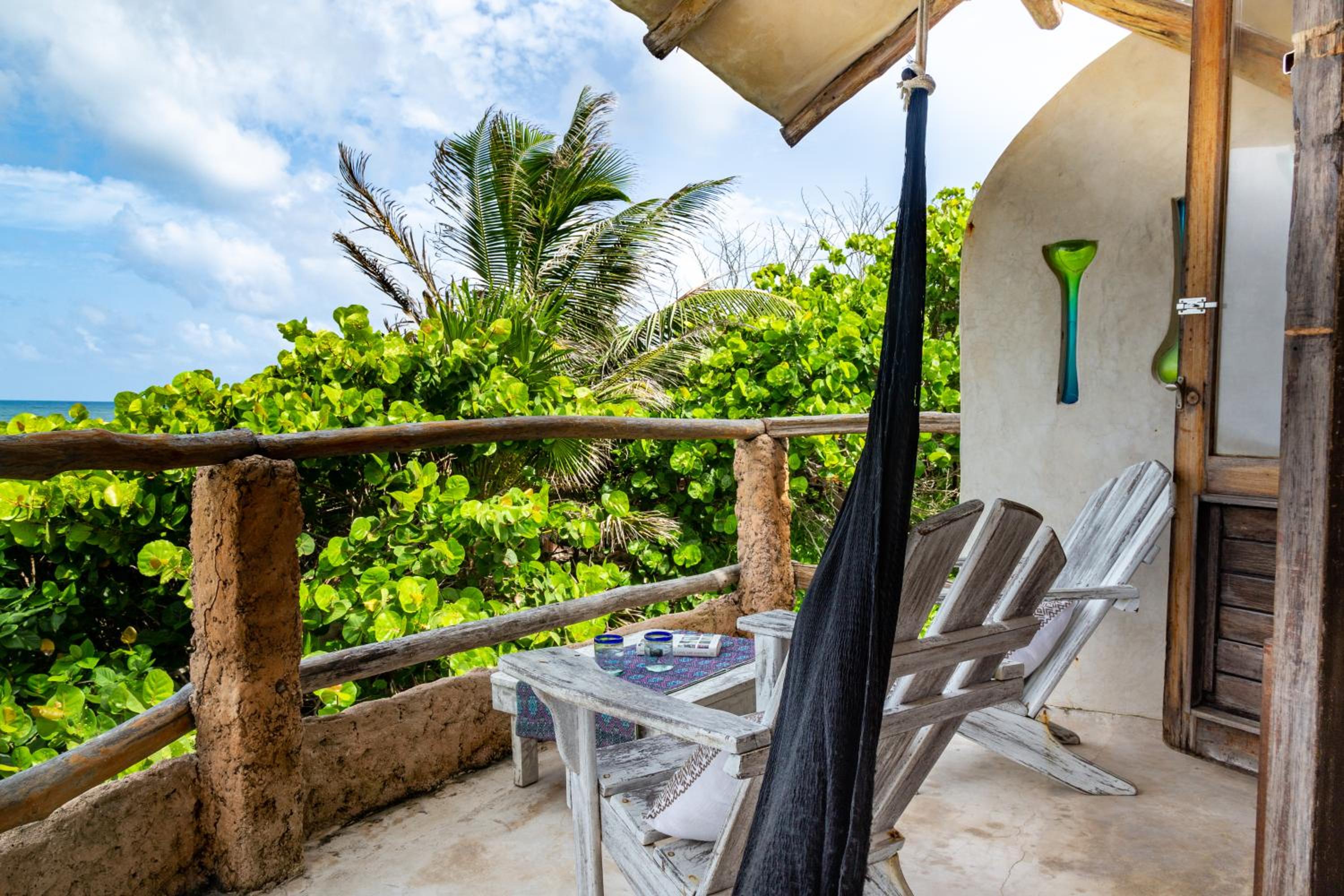 Master Suite Ocean Front Upper Floor king size bed and private bathroom - Photo 4
