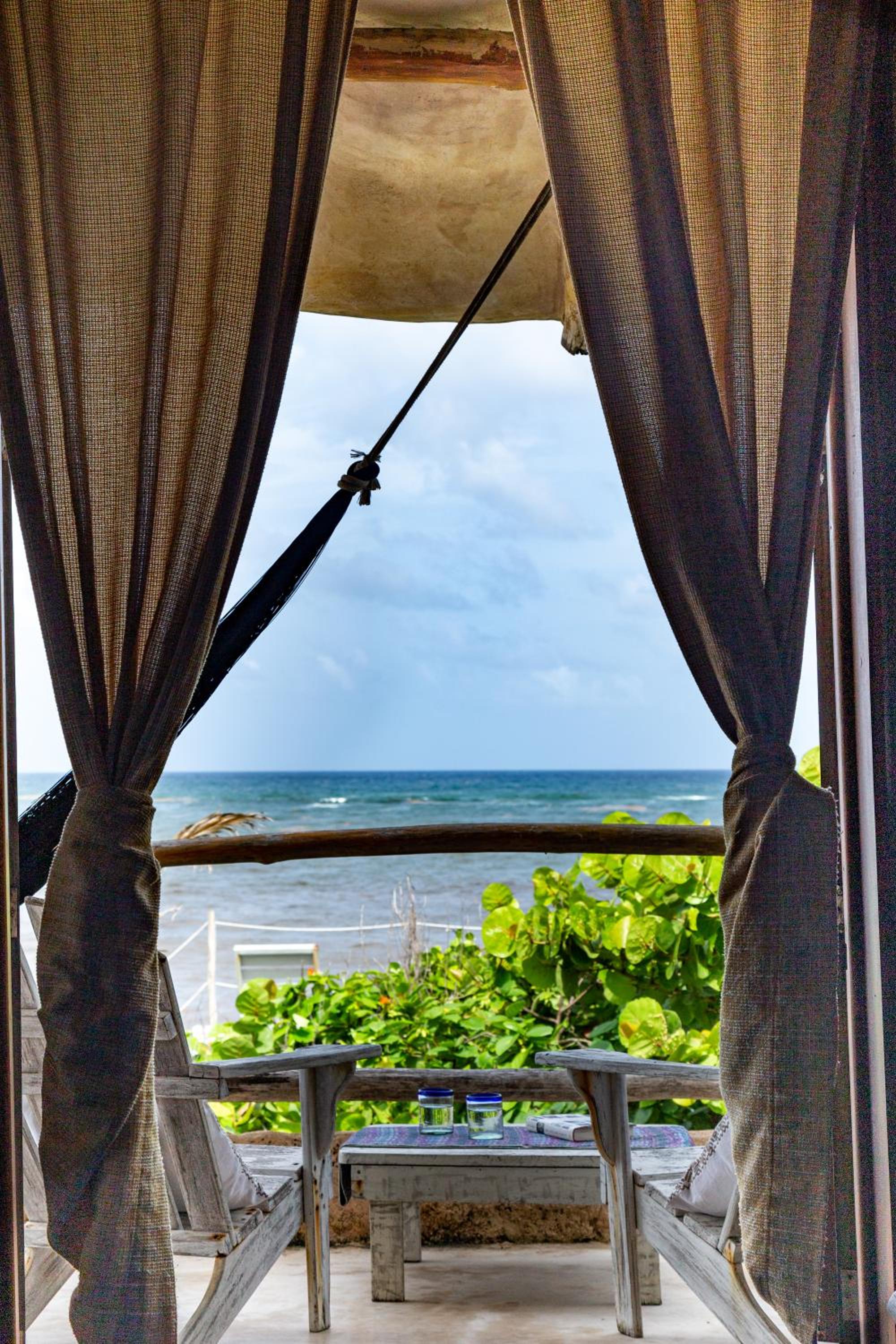 Master Suite Ocean Front Upper Floor king size bed and private bathroom - Photo 18