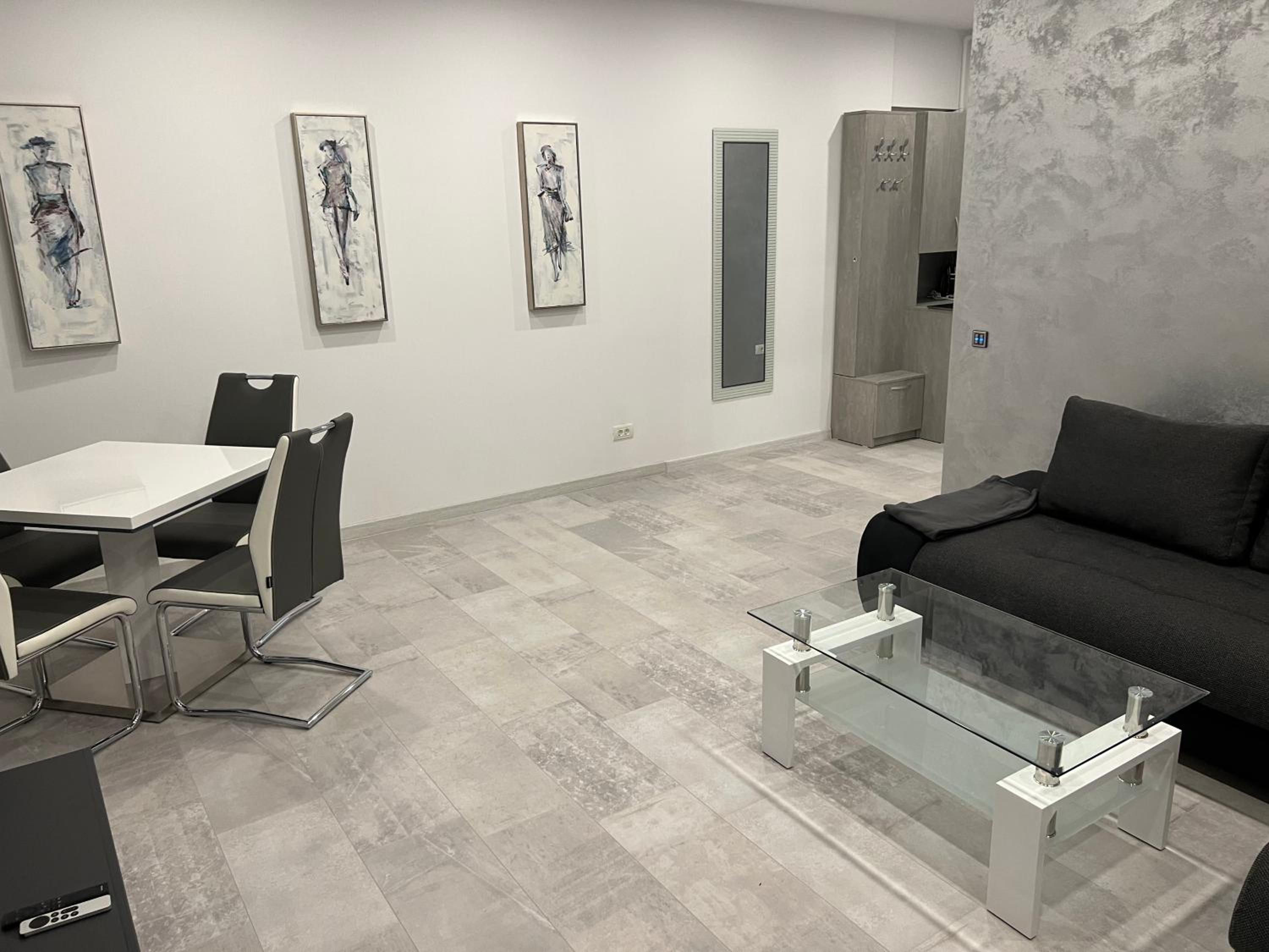 One-Bedroom Apartment - Photo 4