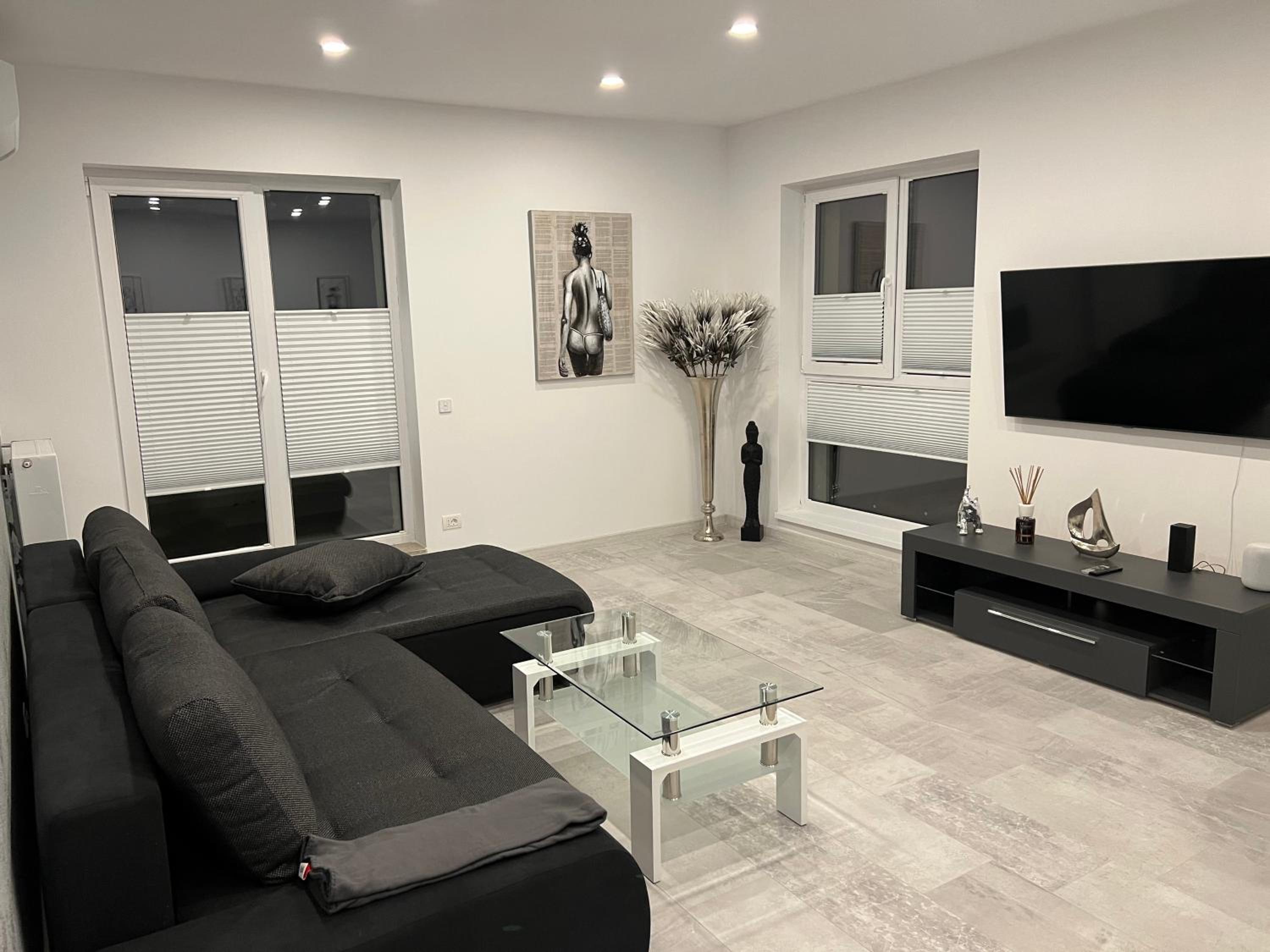 One-Bedroom Apartment - Photo 2