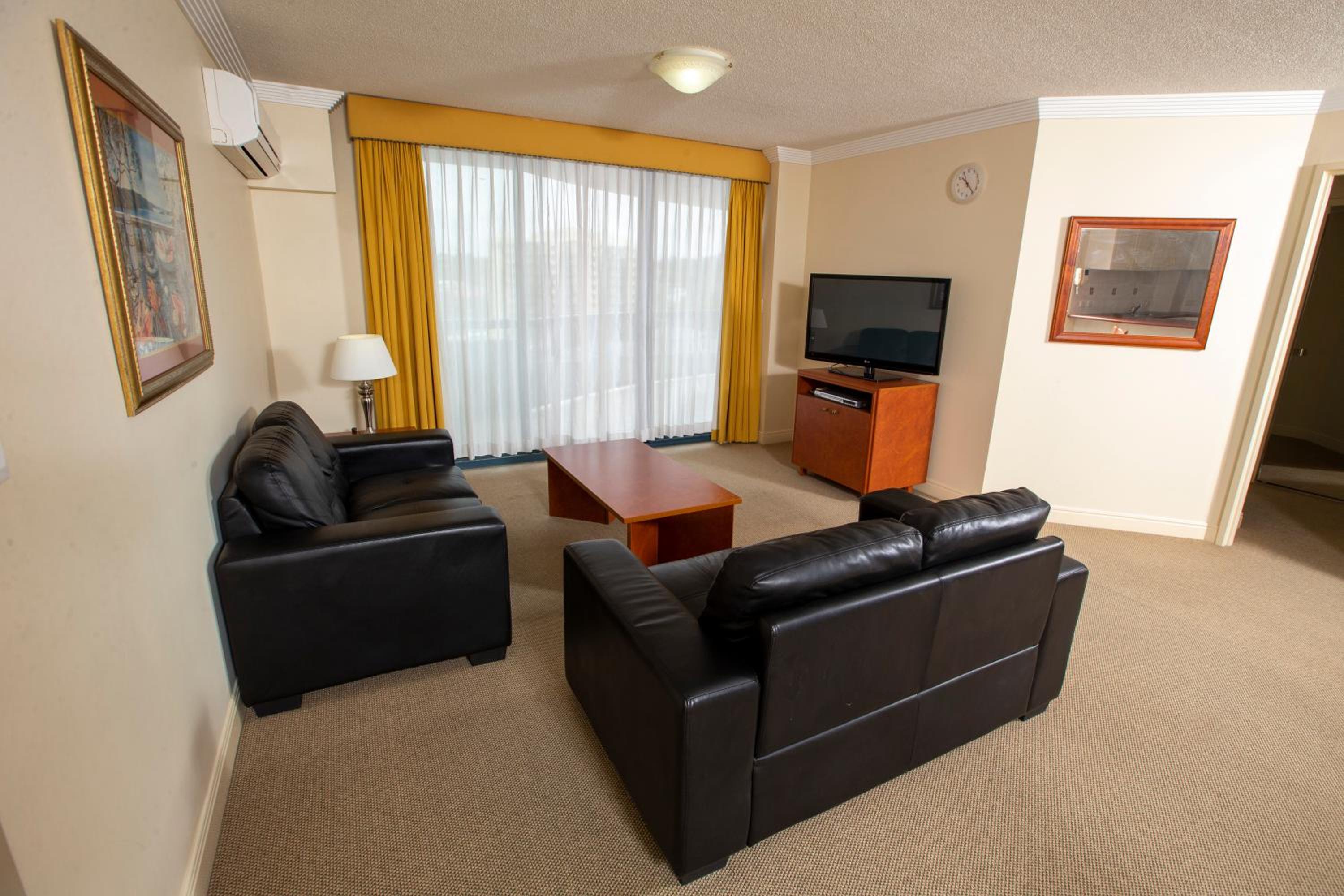 Deluxe Two-Bedroom Apartment photo 2