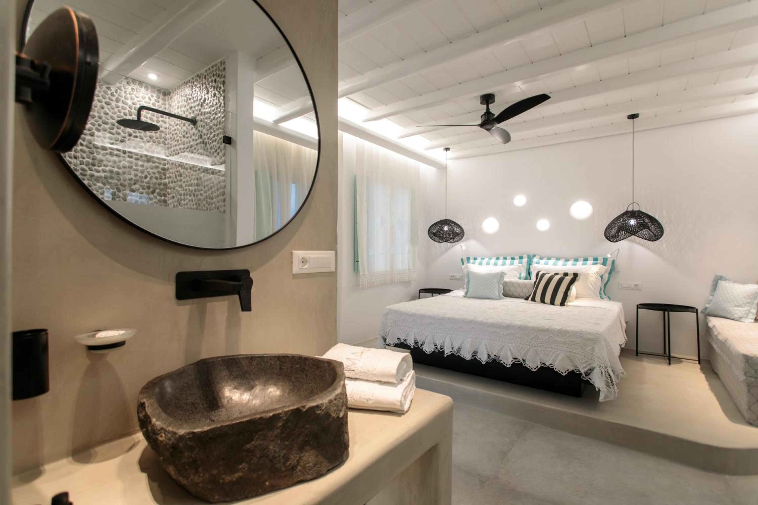 Deluxe Suite with Private Jacuzzi - Photo 12