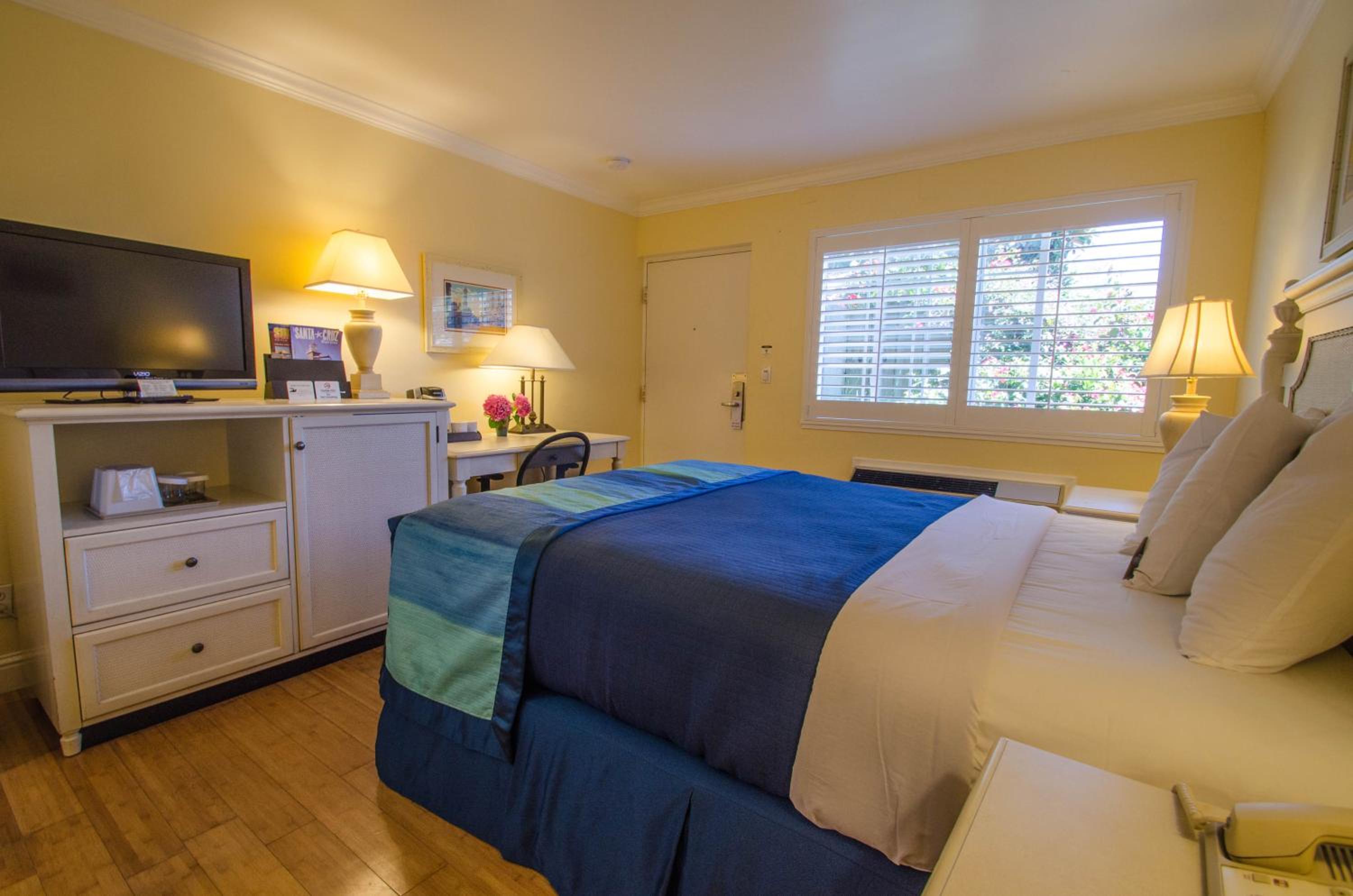 Standard Queen Room - Photo 9