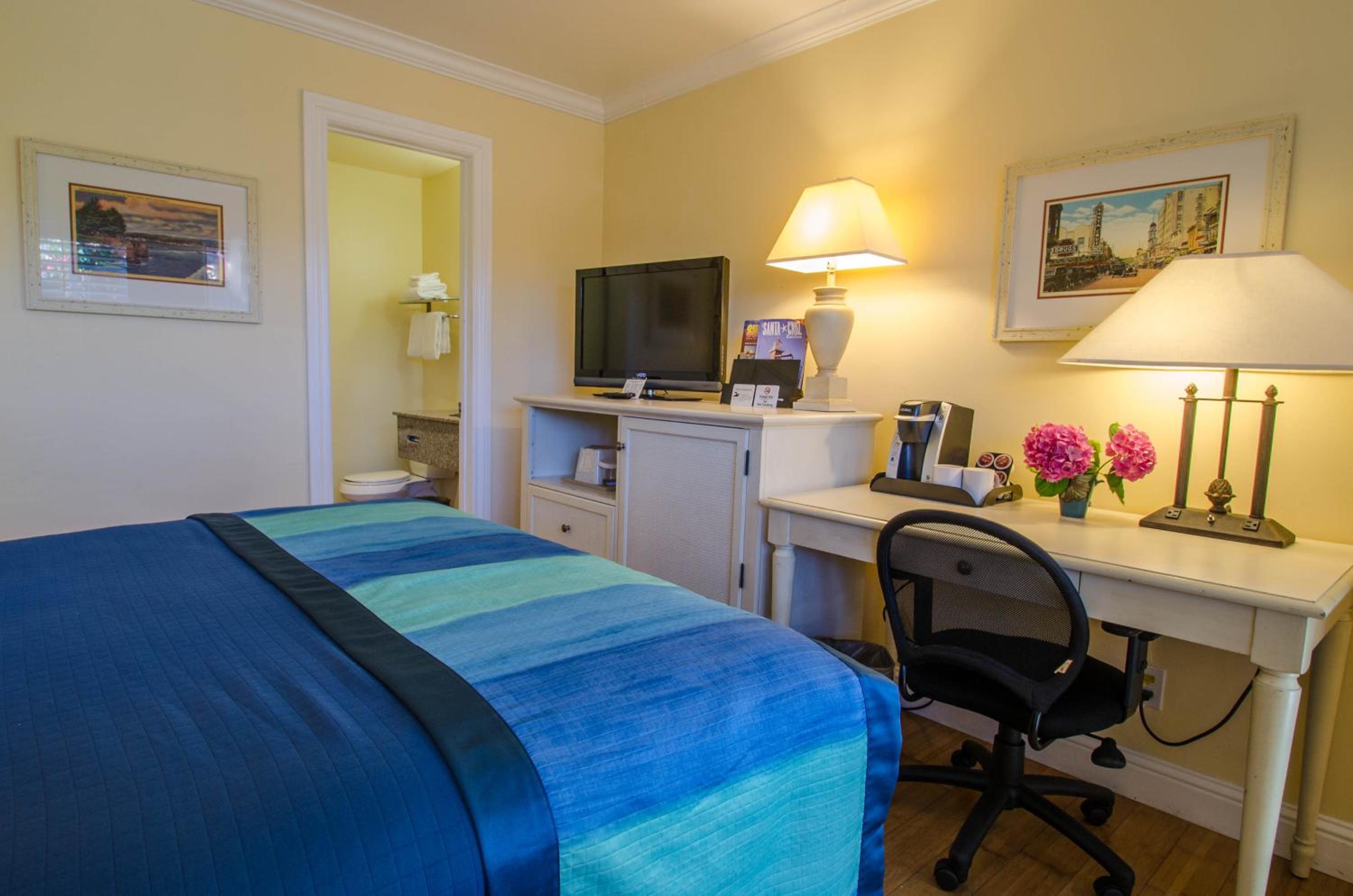 Standard Queen Room - Photo 10