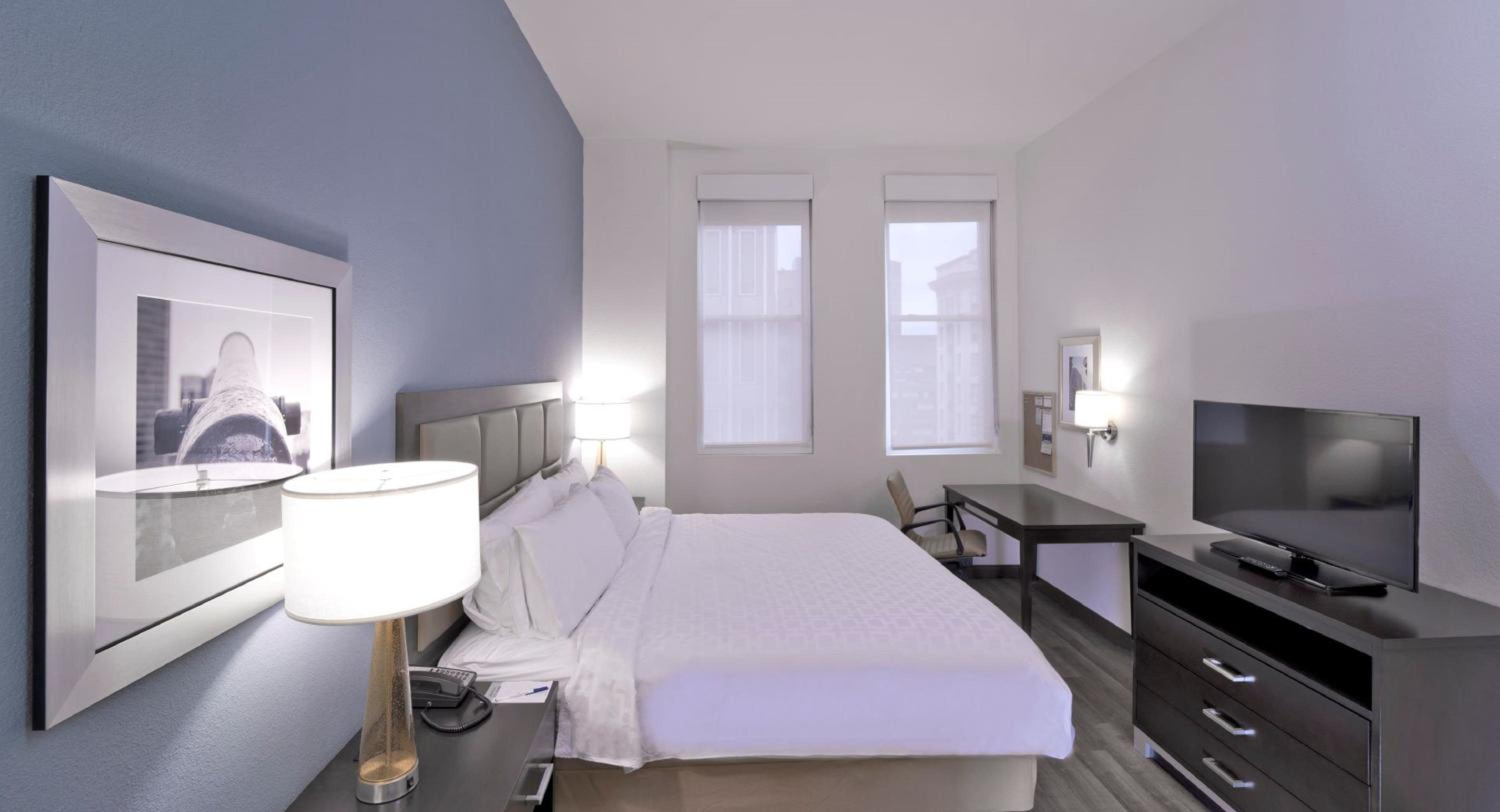 Studio King Suite - Communications Accessible