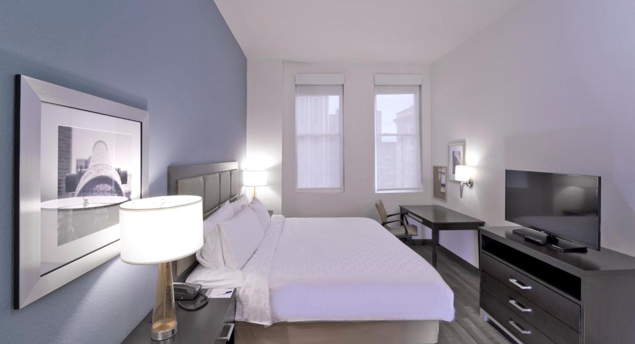 Queen Studio Suite - Communications Accessible