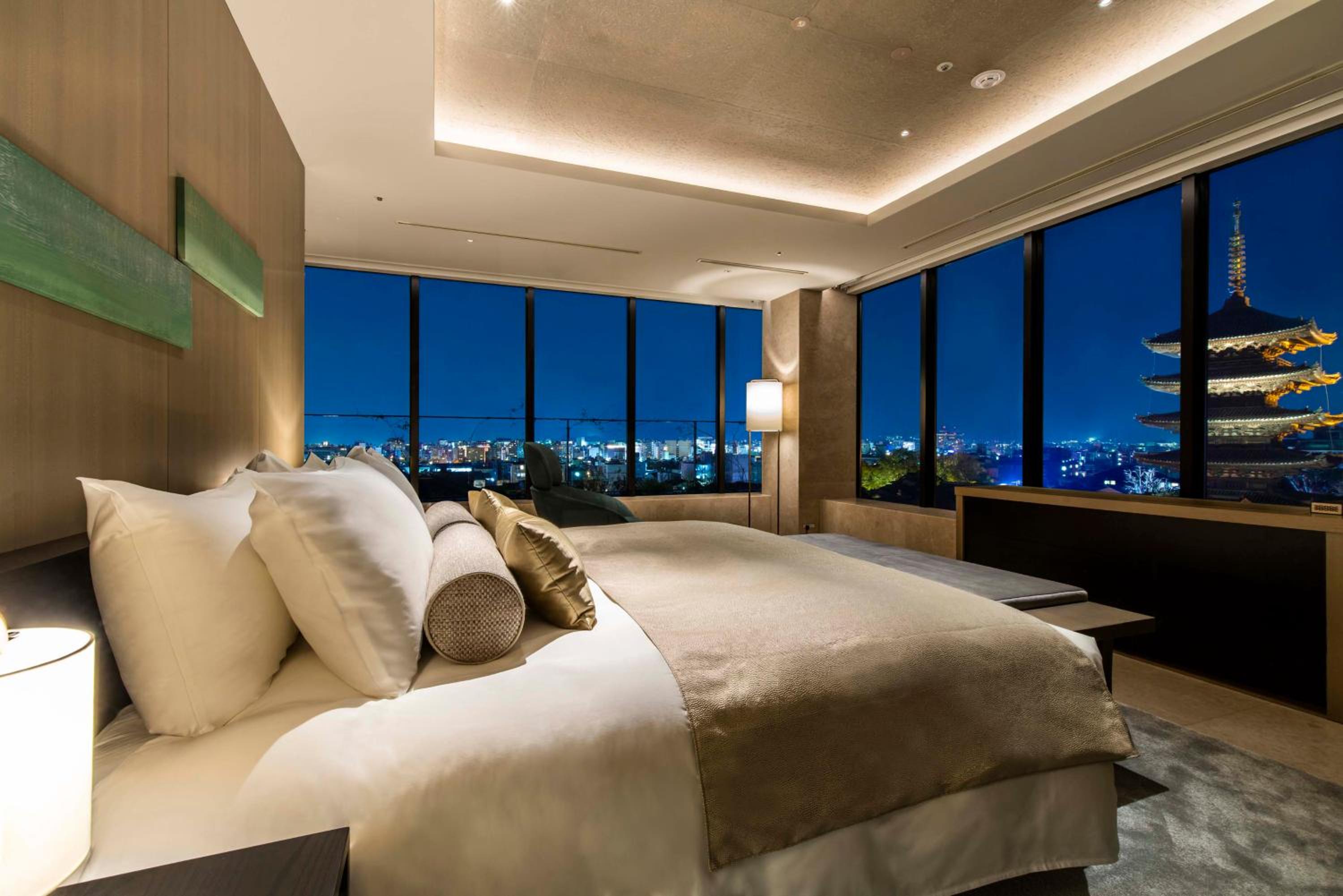 Panoramic Suite with Free Lounge Access