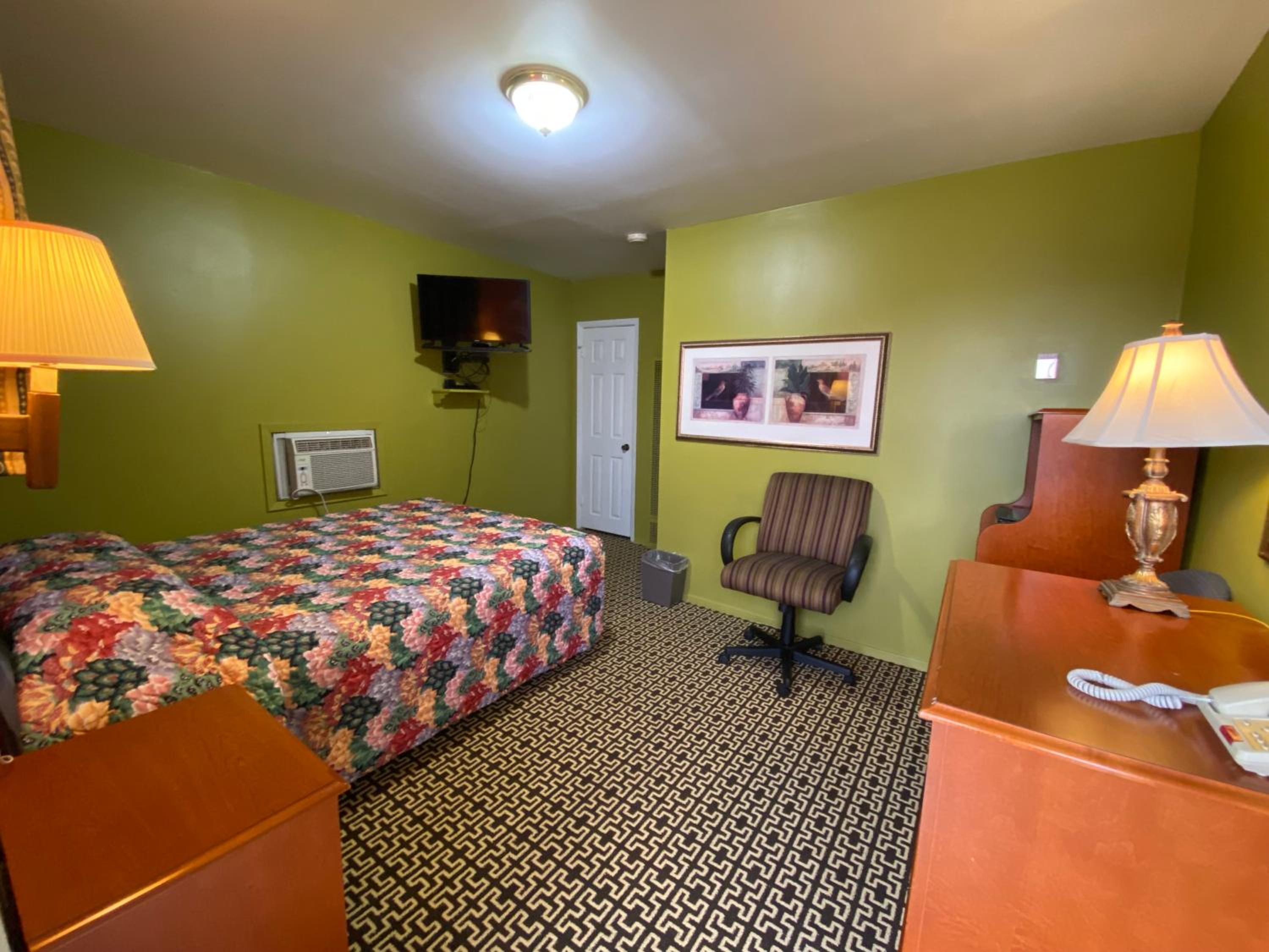 Queen Room photo 1