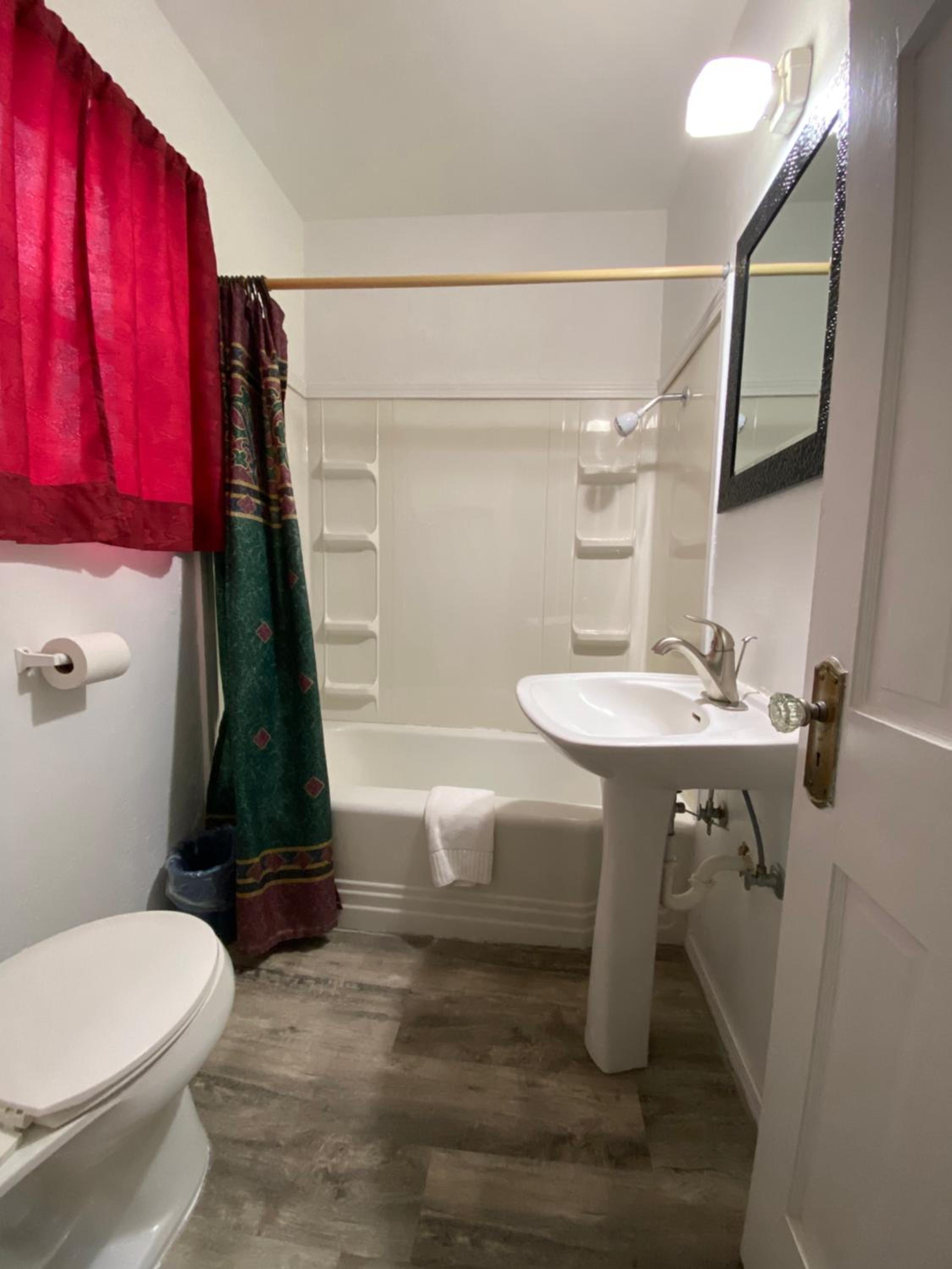 Queen Room photo 2