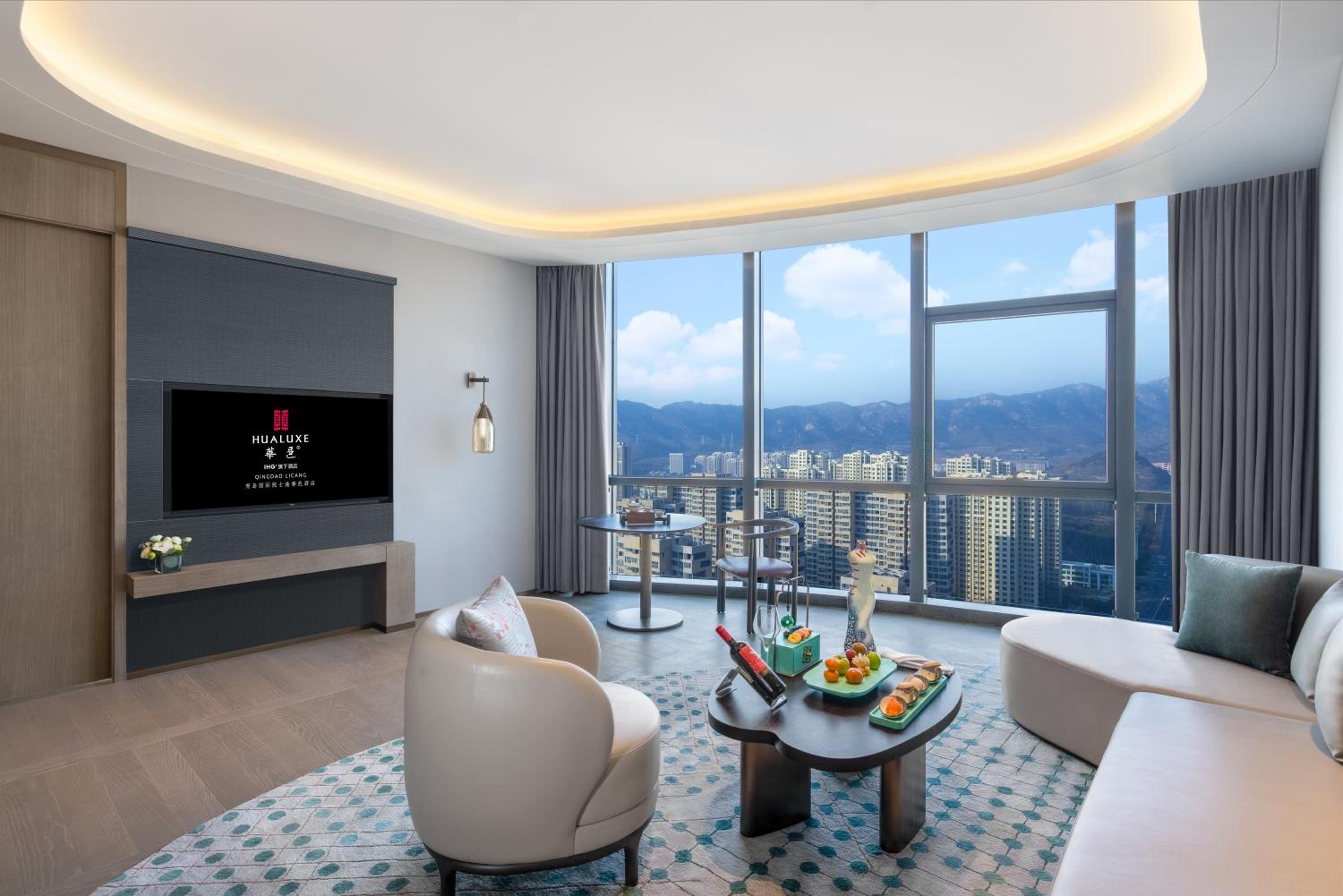 One-Bedroom King Suite with Living Area